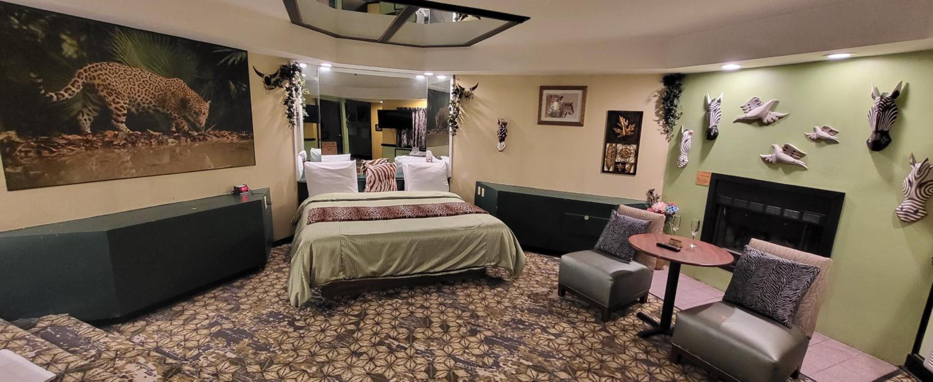 Suite with Hot Tub - Photo 3