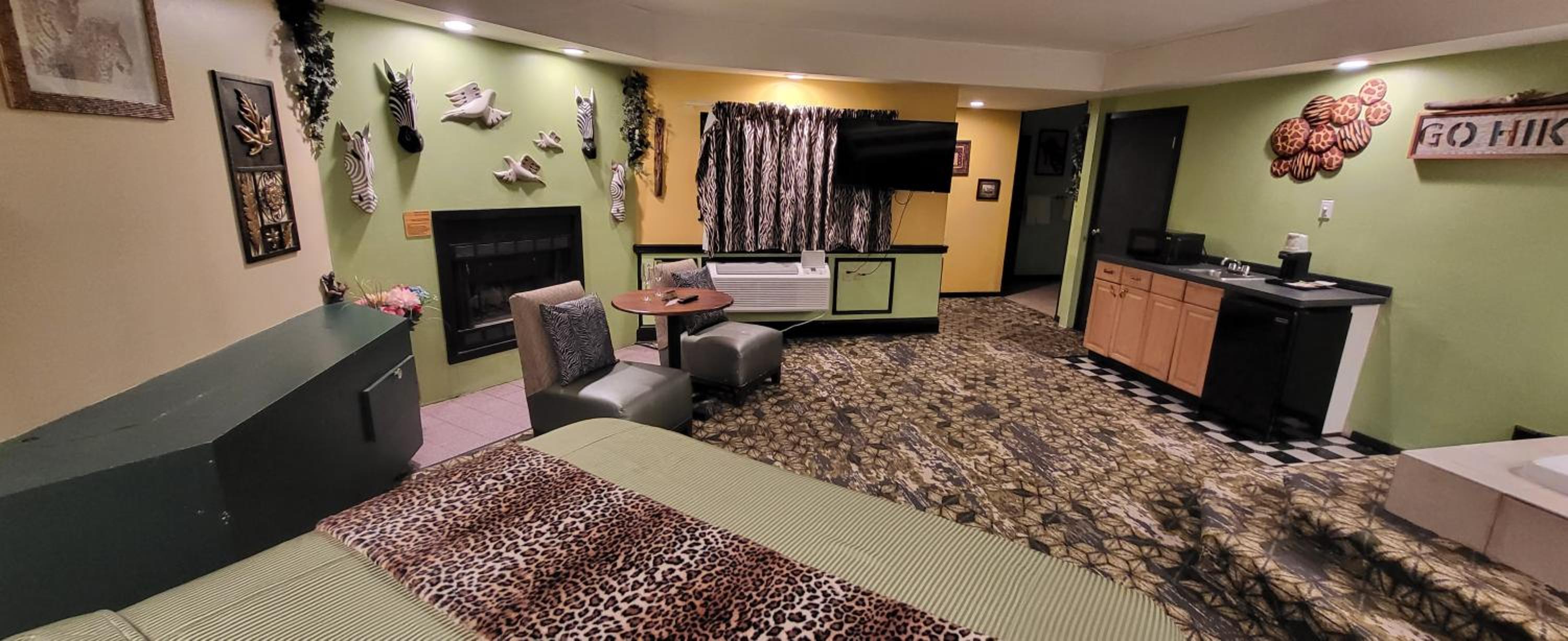 Suite with Hot Tub - Photo 4