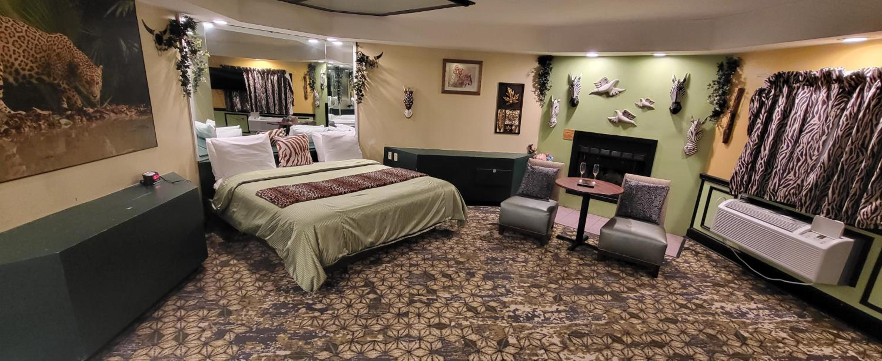 Suite with Hot Tub - Photo 10