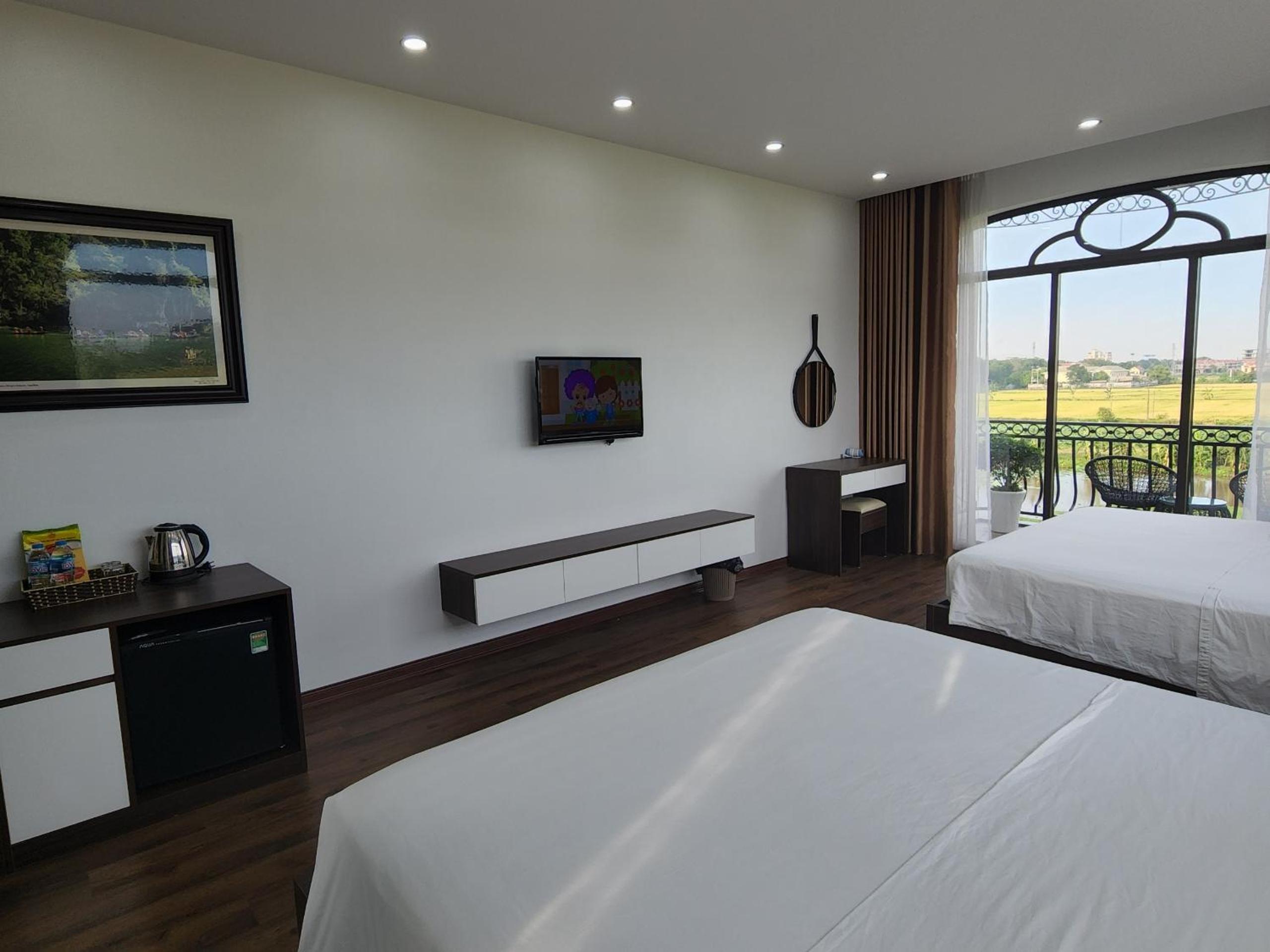 King Room with Balcony - Photo 5