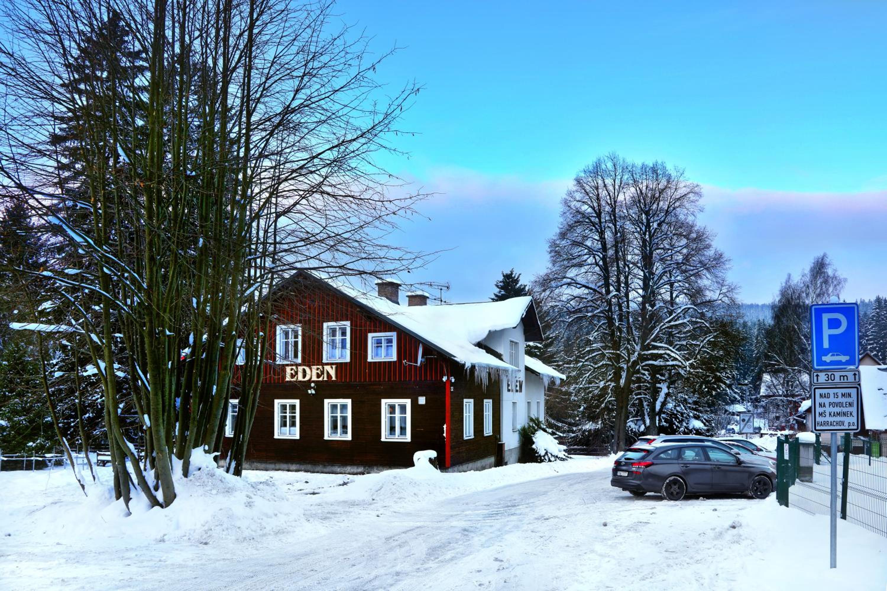 Seven-Bedroom House photo 3