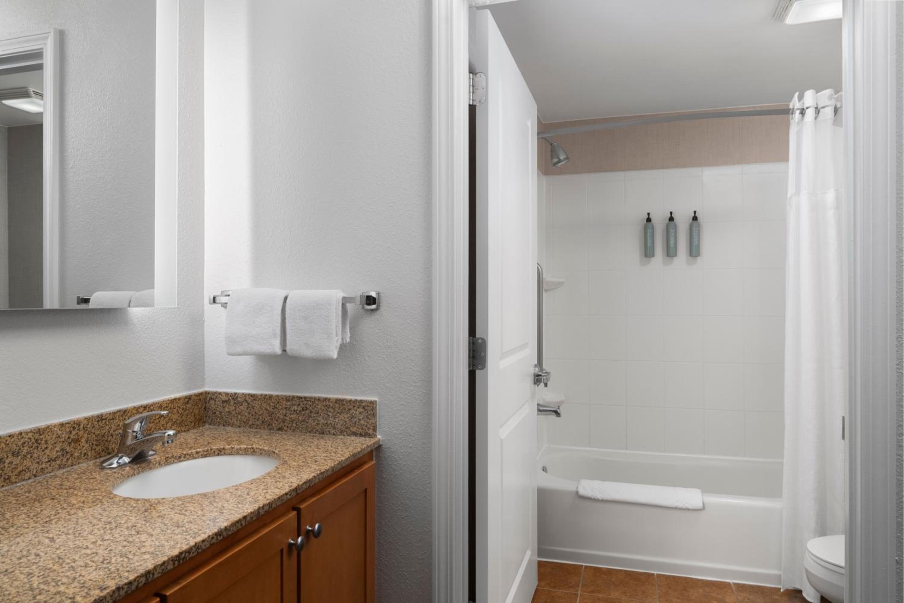 One-Bedroom Suite - Photo 6