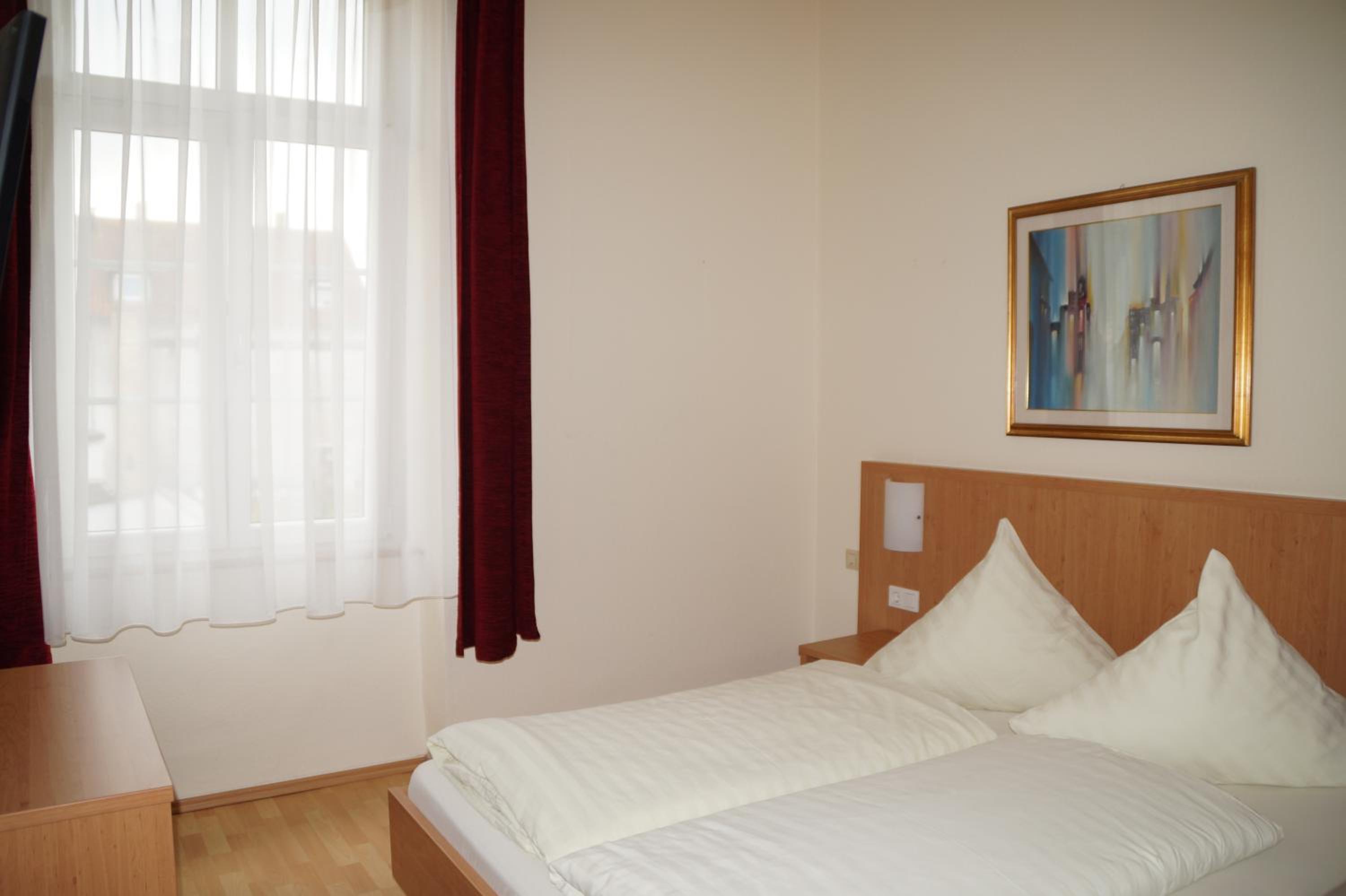 Budget Double Room - Photo 2
