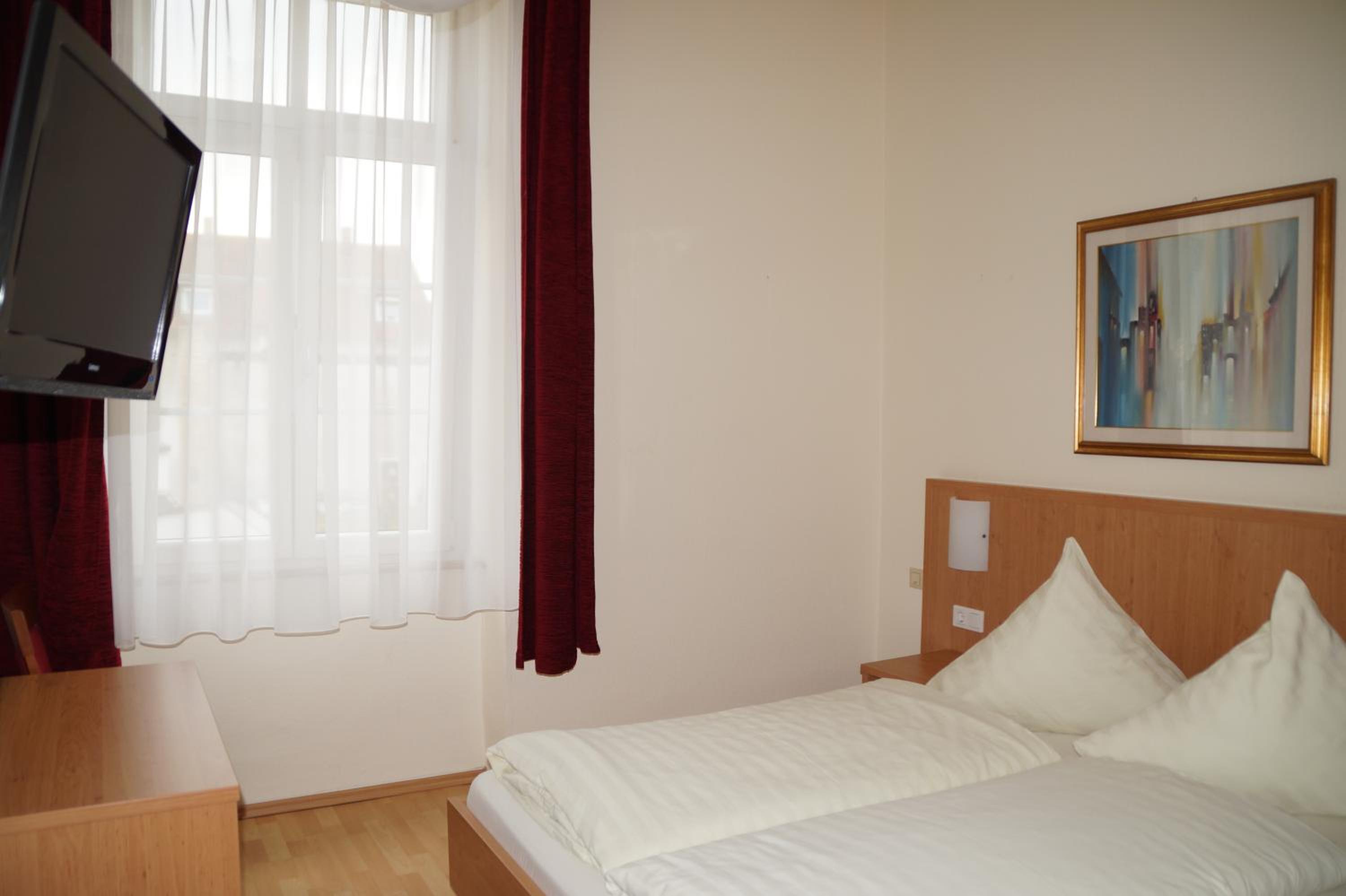Budget Double Room - Photo 5