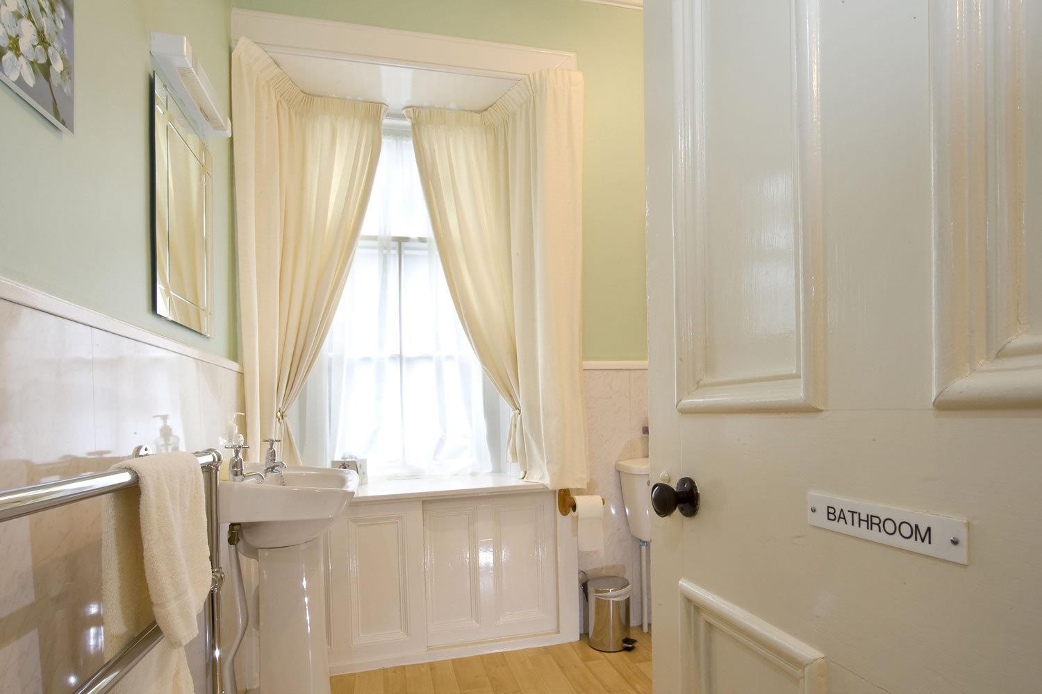 Family Room with Shared Bathroom photo 2