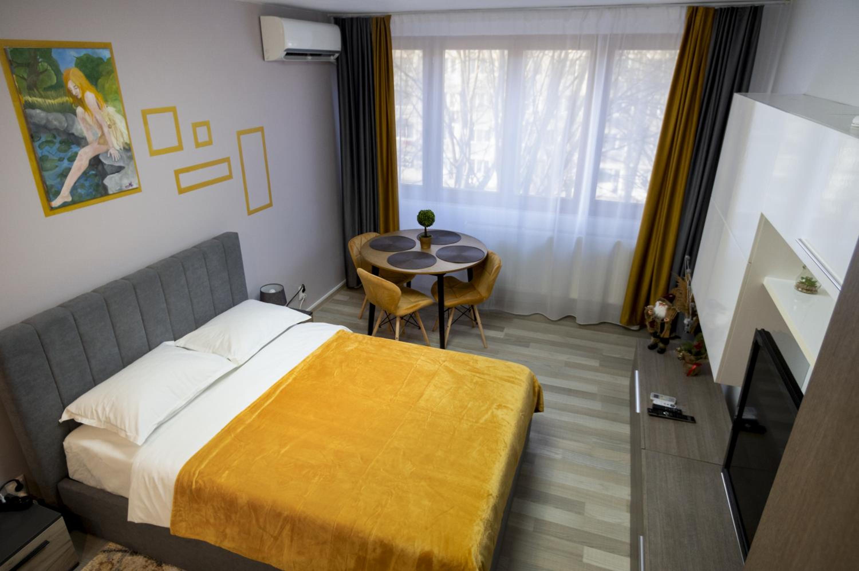One-Bedroom Apartment - Photo 1