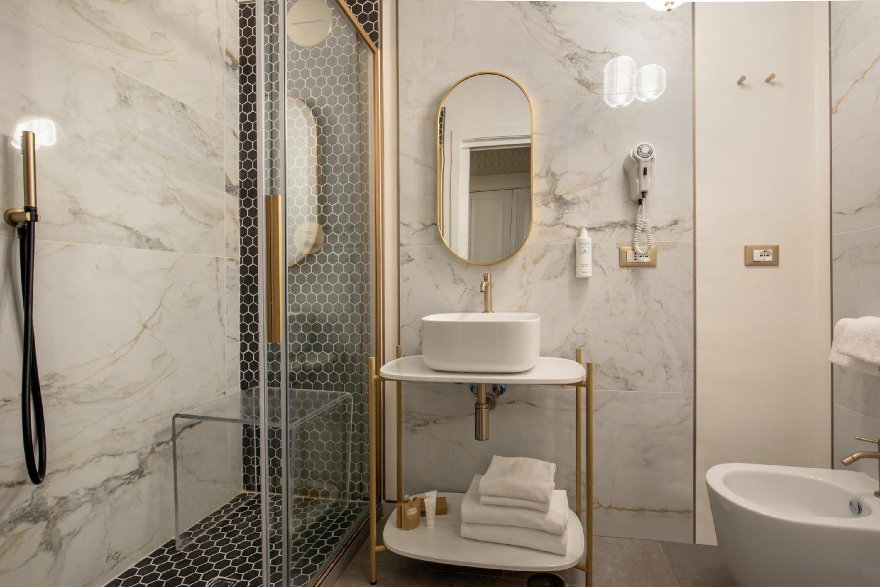 Double or Twin Room - Annex Building - Via del Corso 75 thumbnail 6