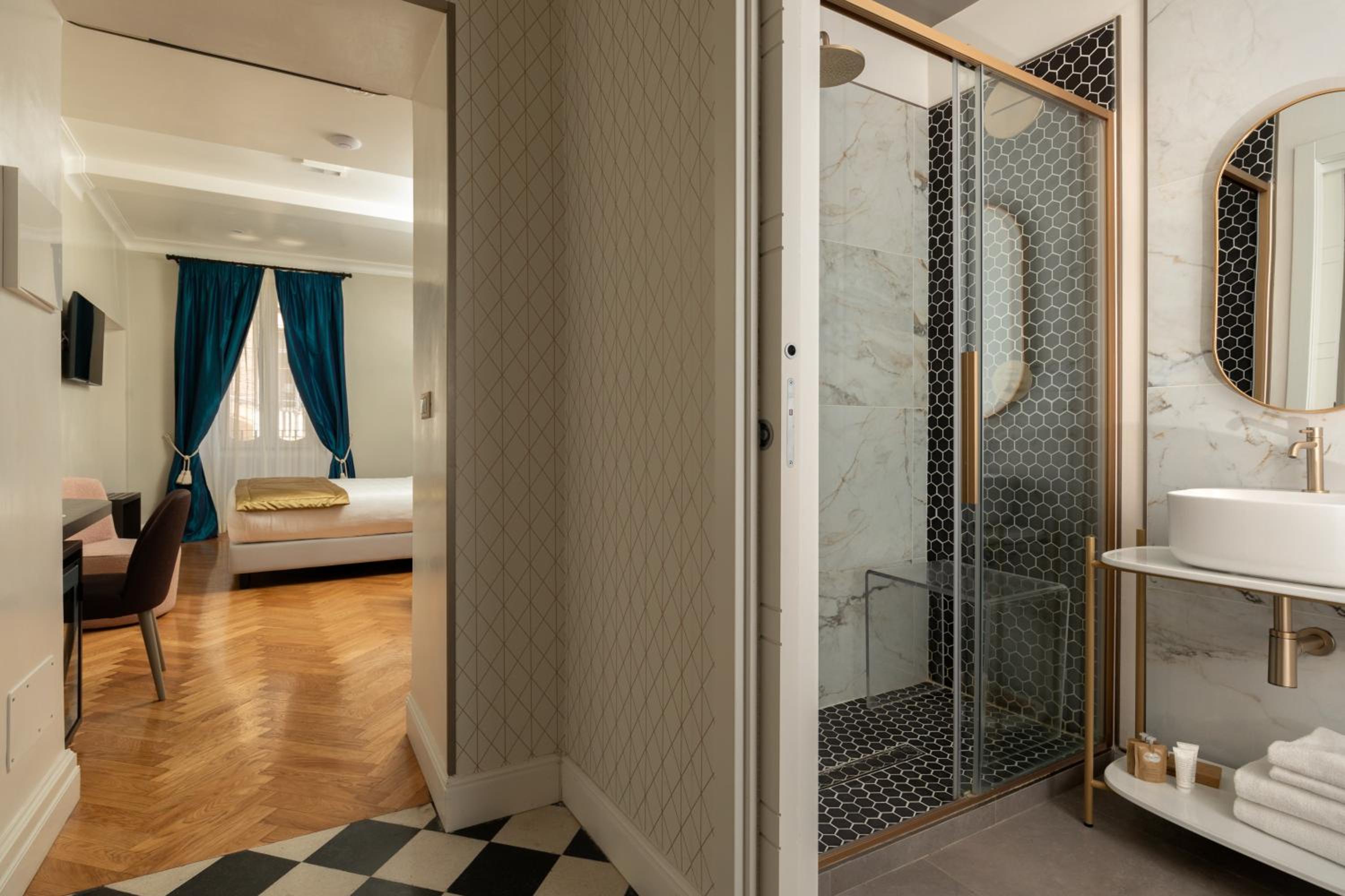 Double or Twin Room - Annex Building - Via del Corso 75 thumbnail 5