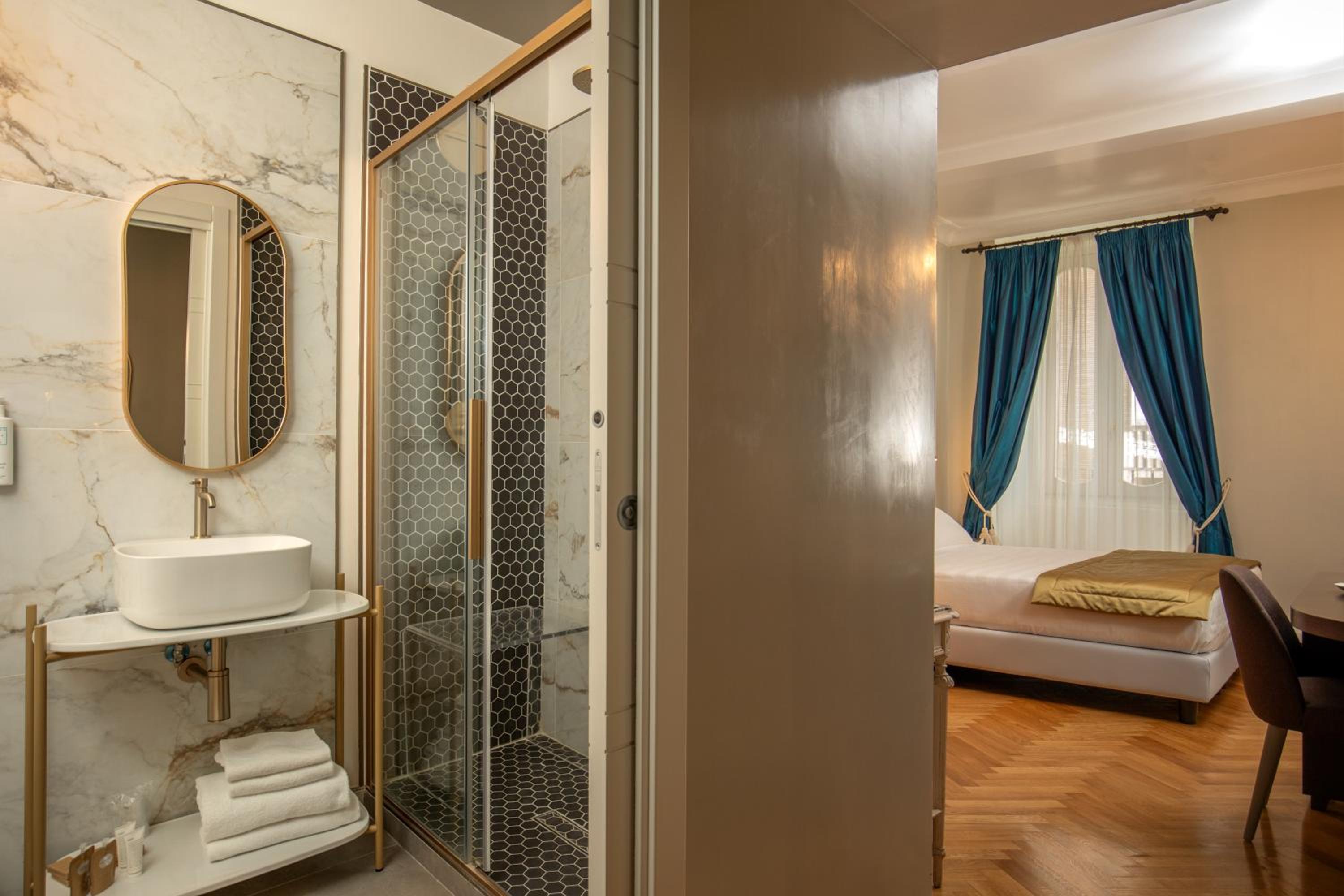 Double or Twin Room - Annex Building - Via del Corso 75