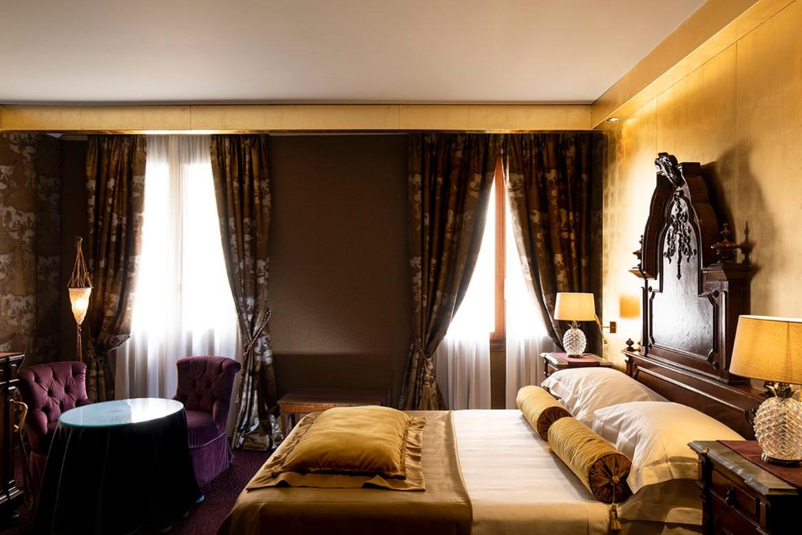 Junior Suite with Lateral Canal View