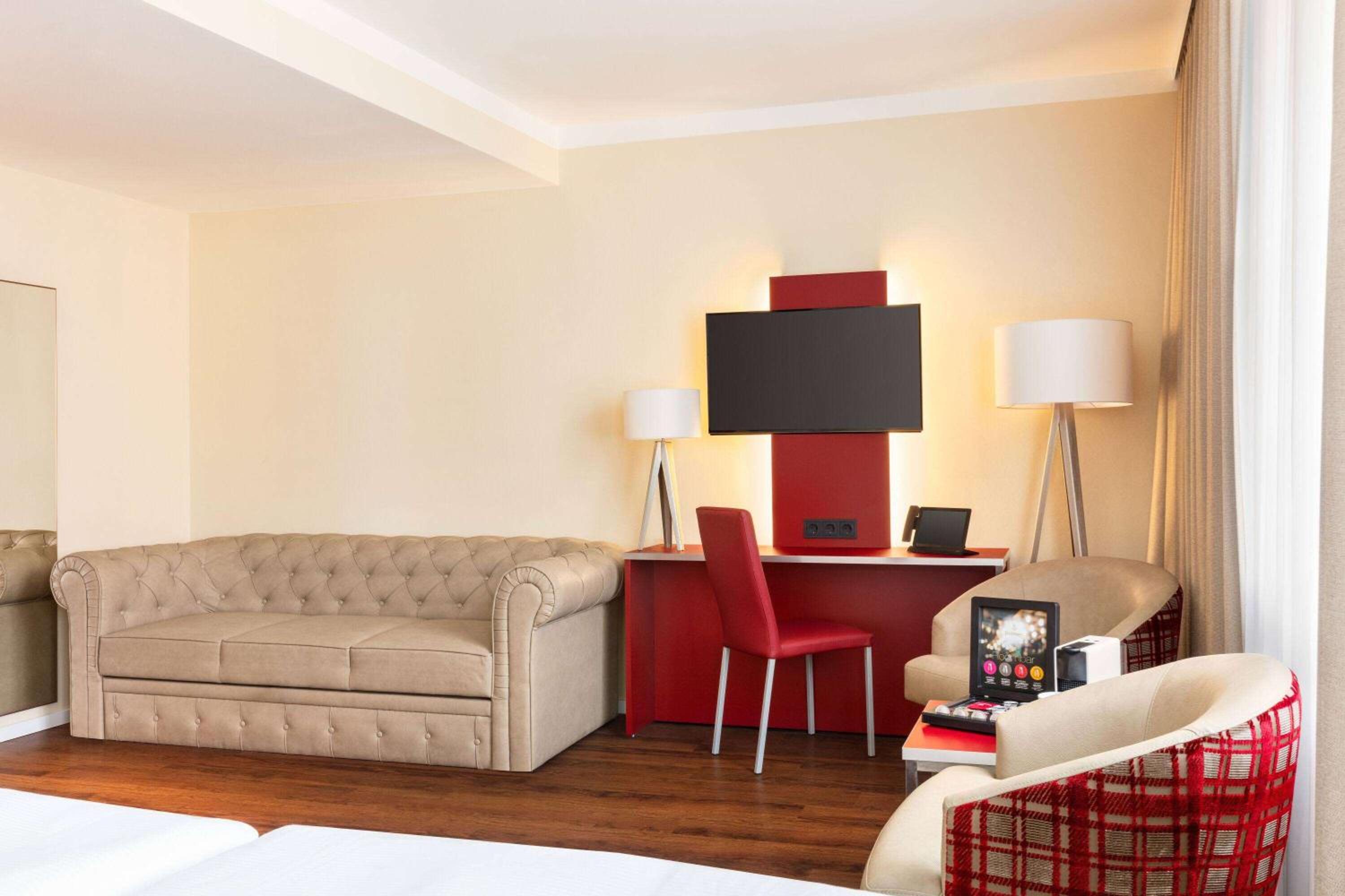 Lounge Room - Photo 4