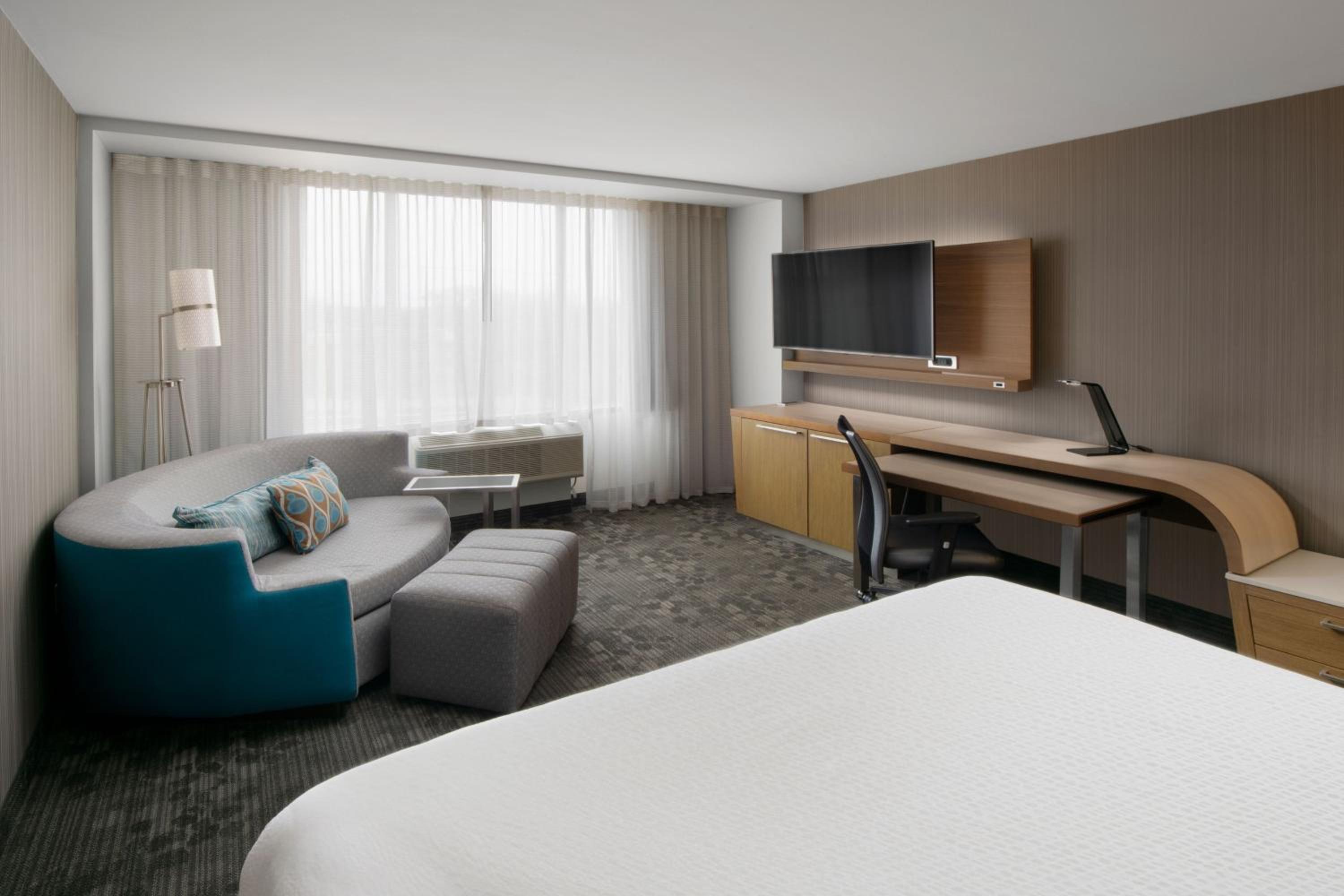 Guest room, 1 King, Sofa bed - Photo 4