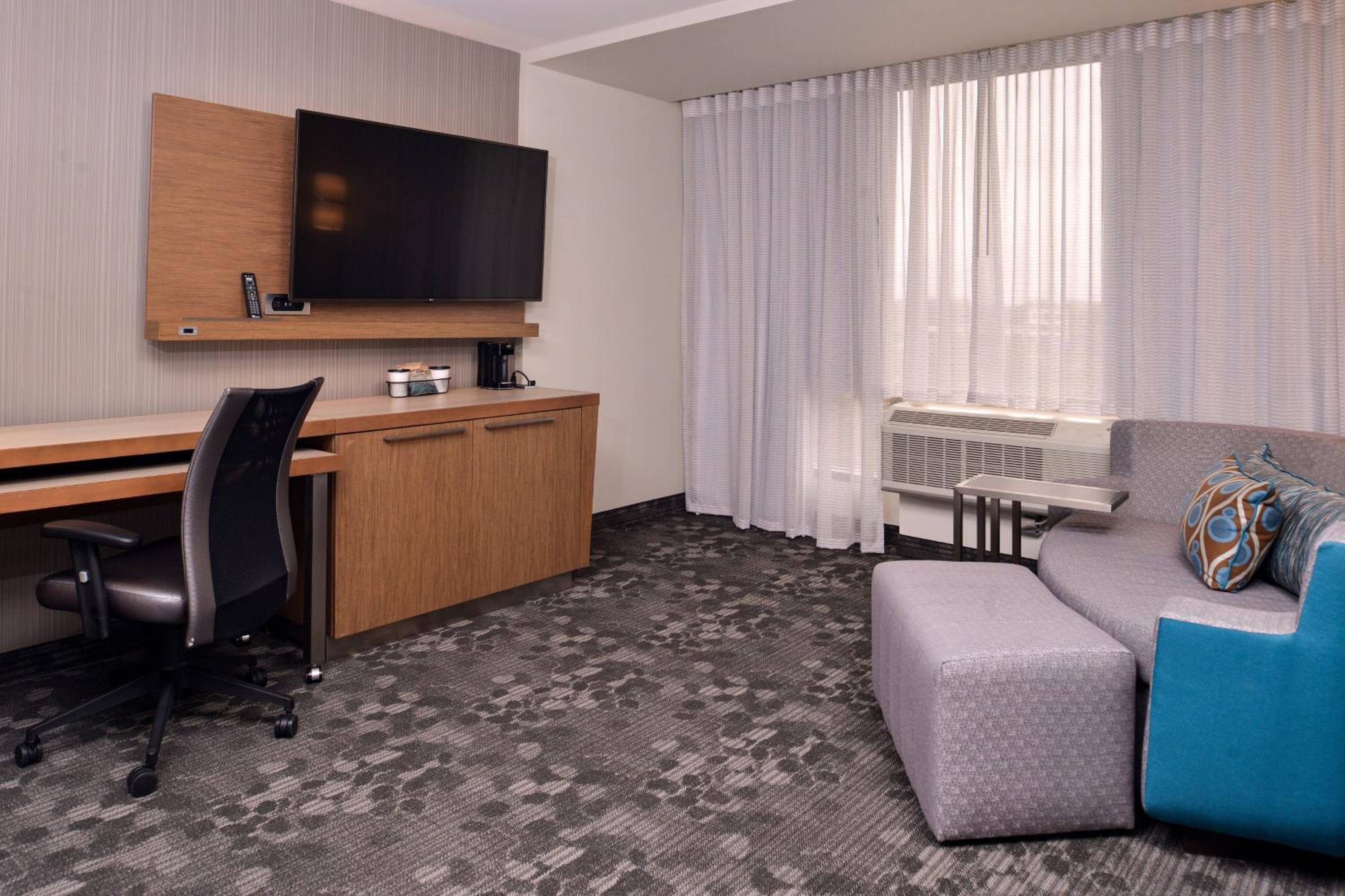 Larger Guest room, 1 King, Sofa bed - Photo 6