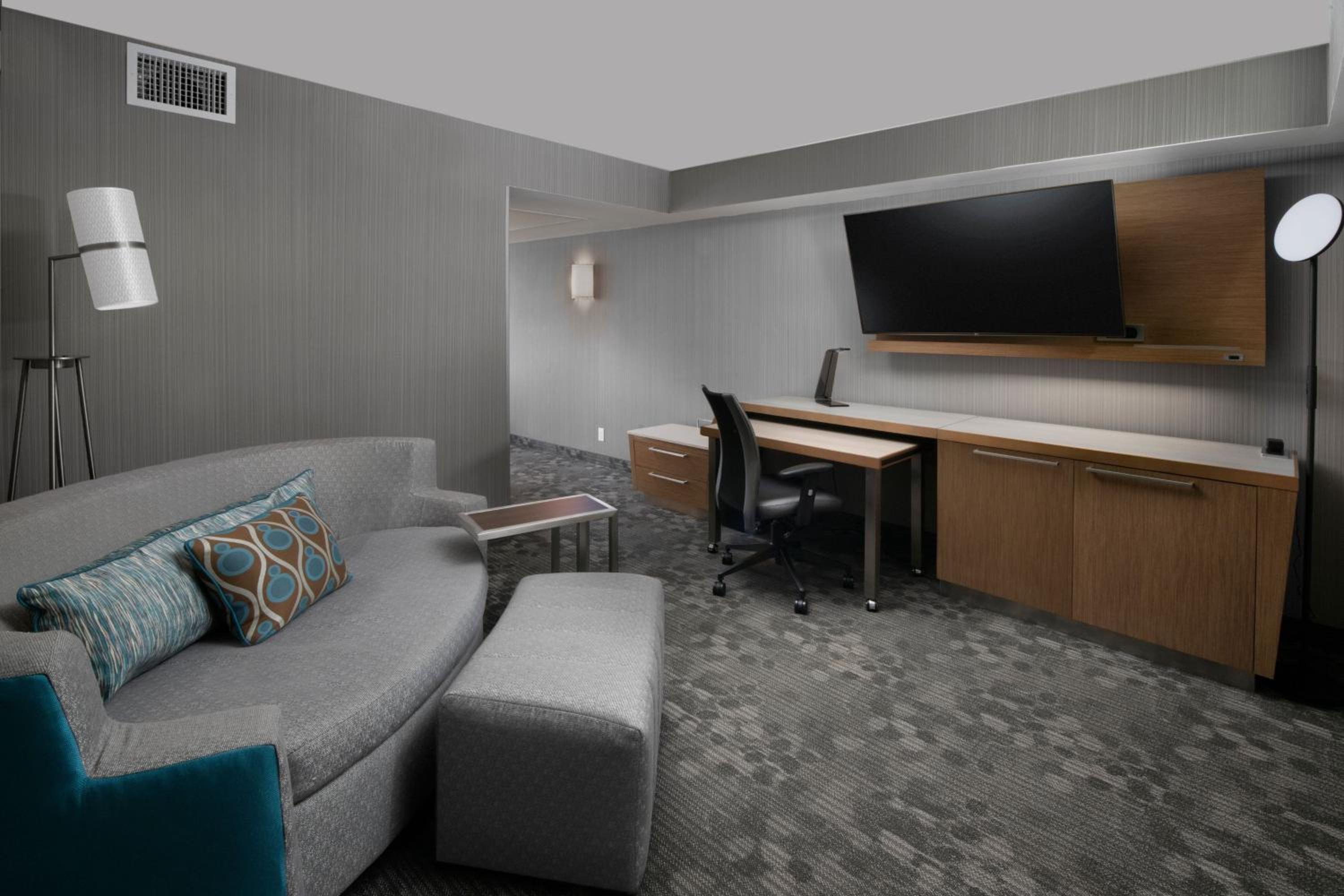 Larger Guest room, 1 King, Sofa bed - Photo 3