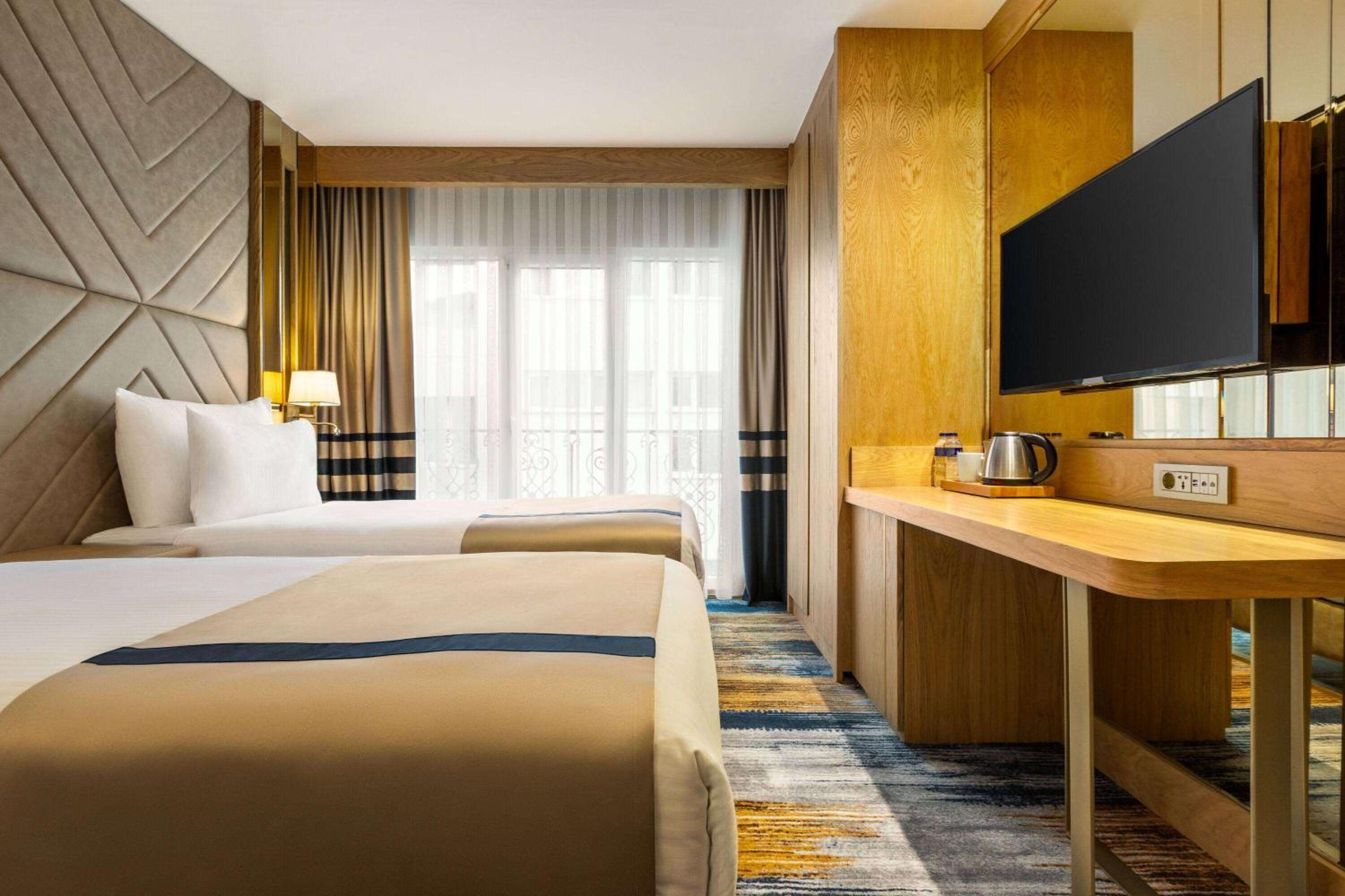 Standard Room with King Bed and Twin Bed photo 2
