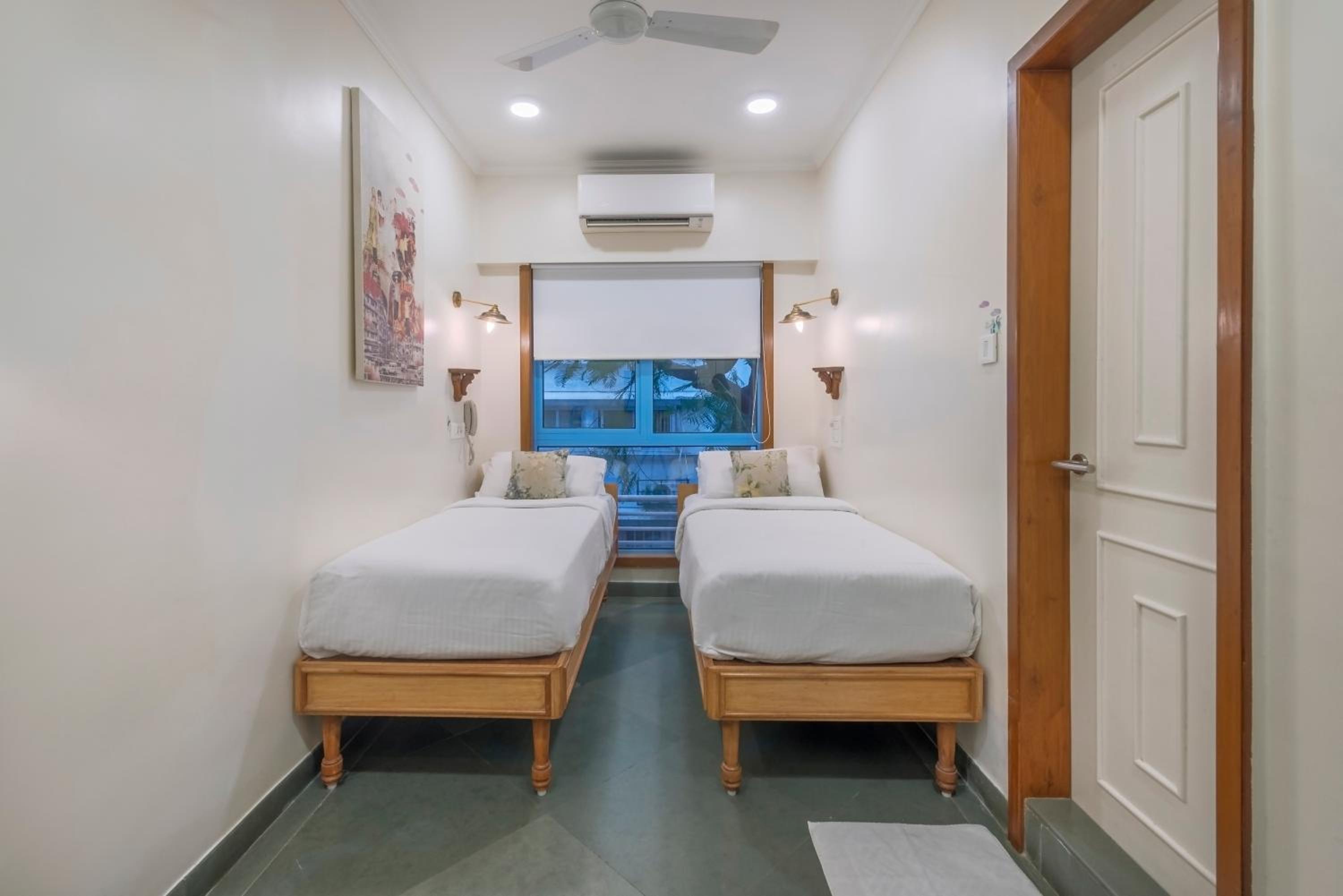 Luxury Room Twin Bed - Photo 2