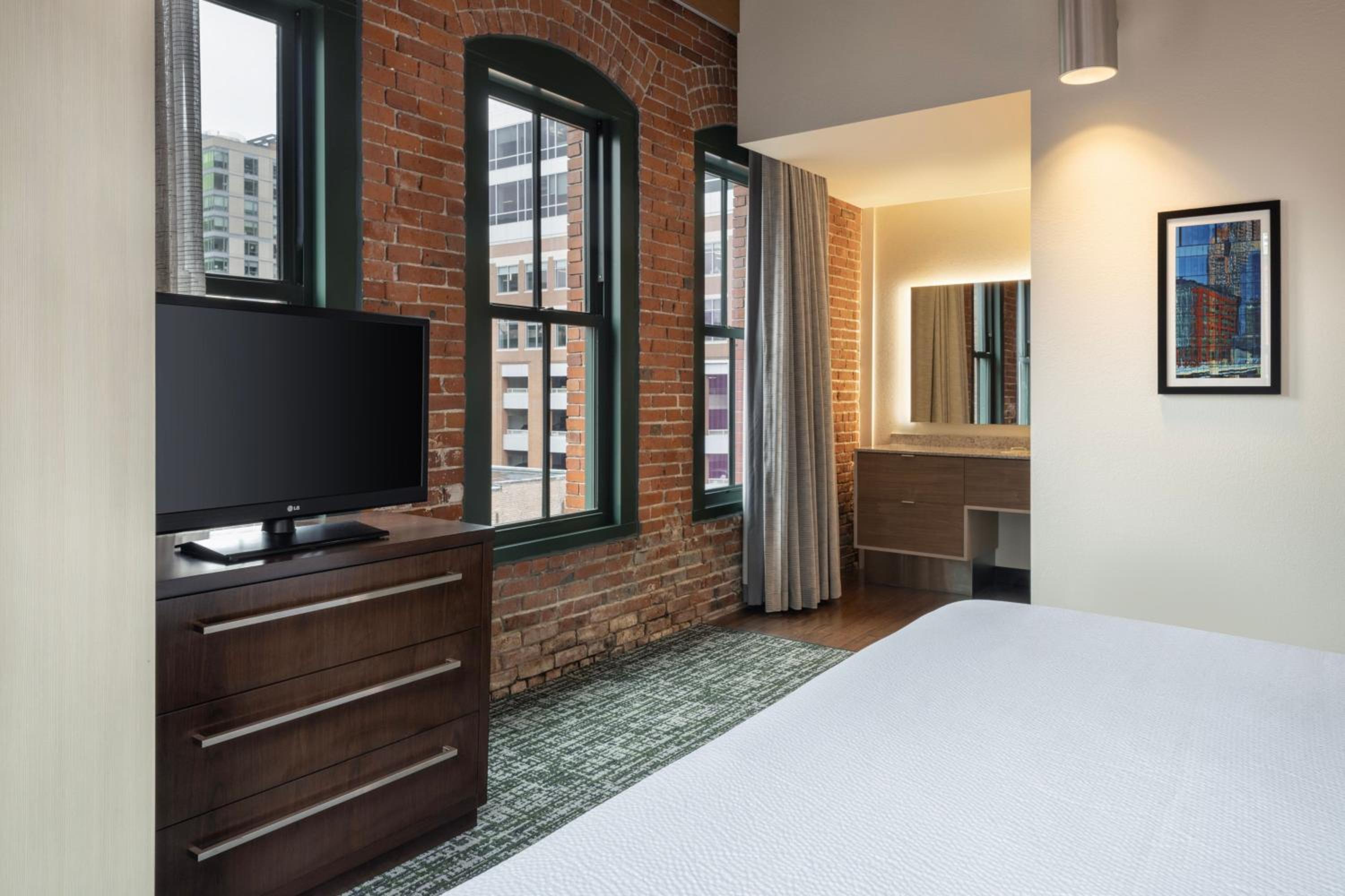 Large One-Bedroom Corner Suite