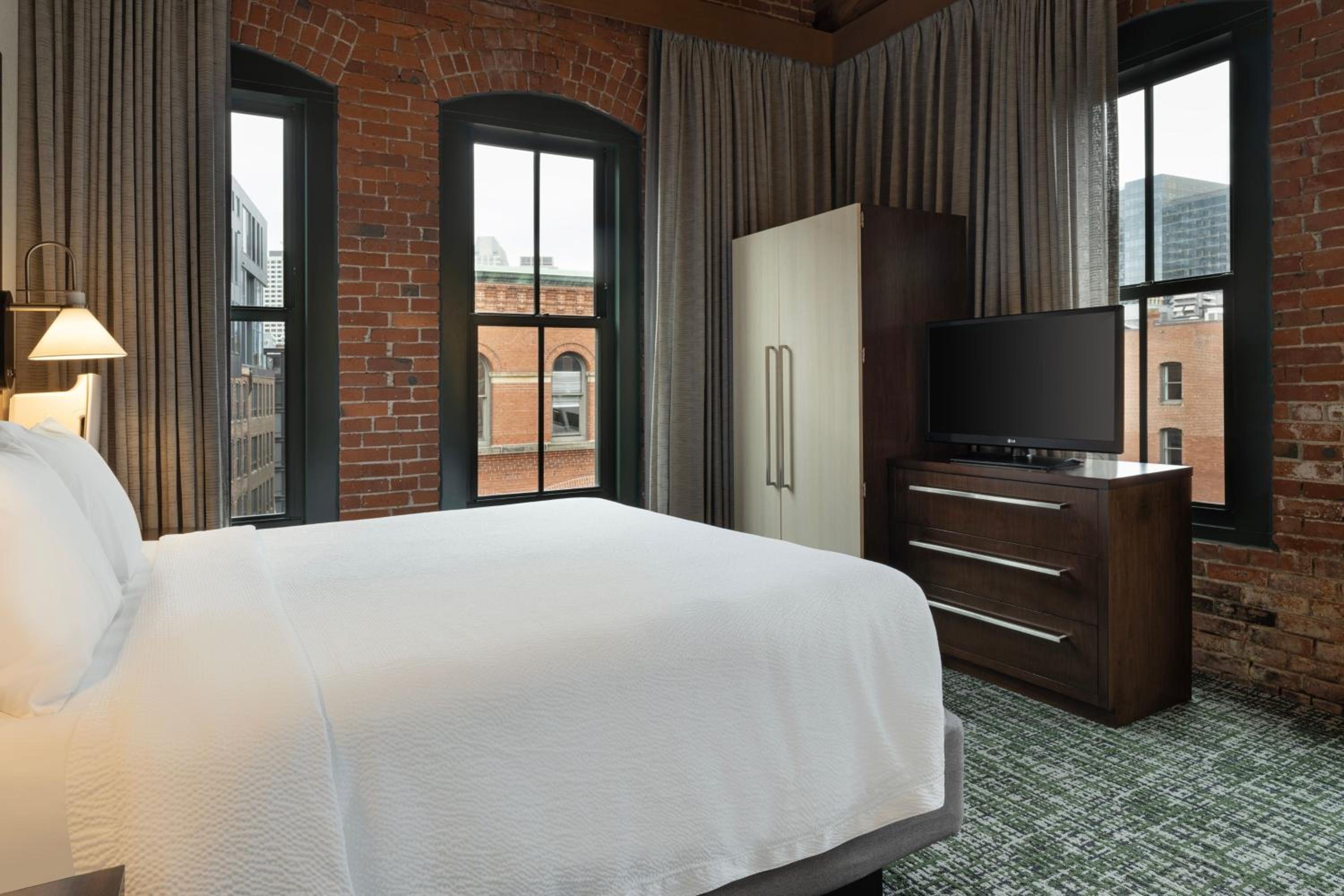 Large One-Bedroom Corner Suite