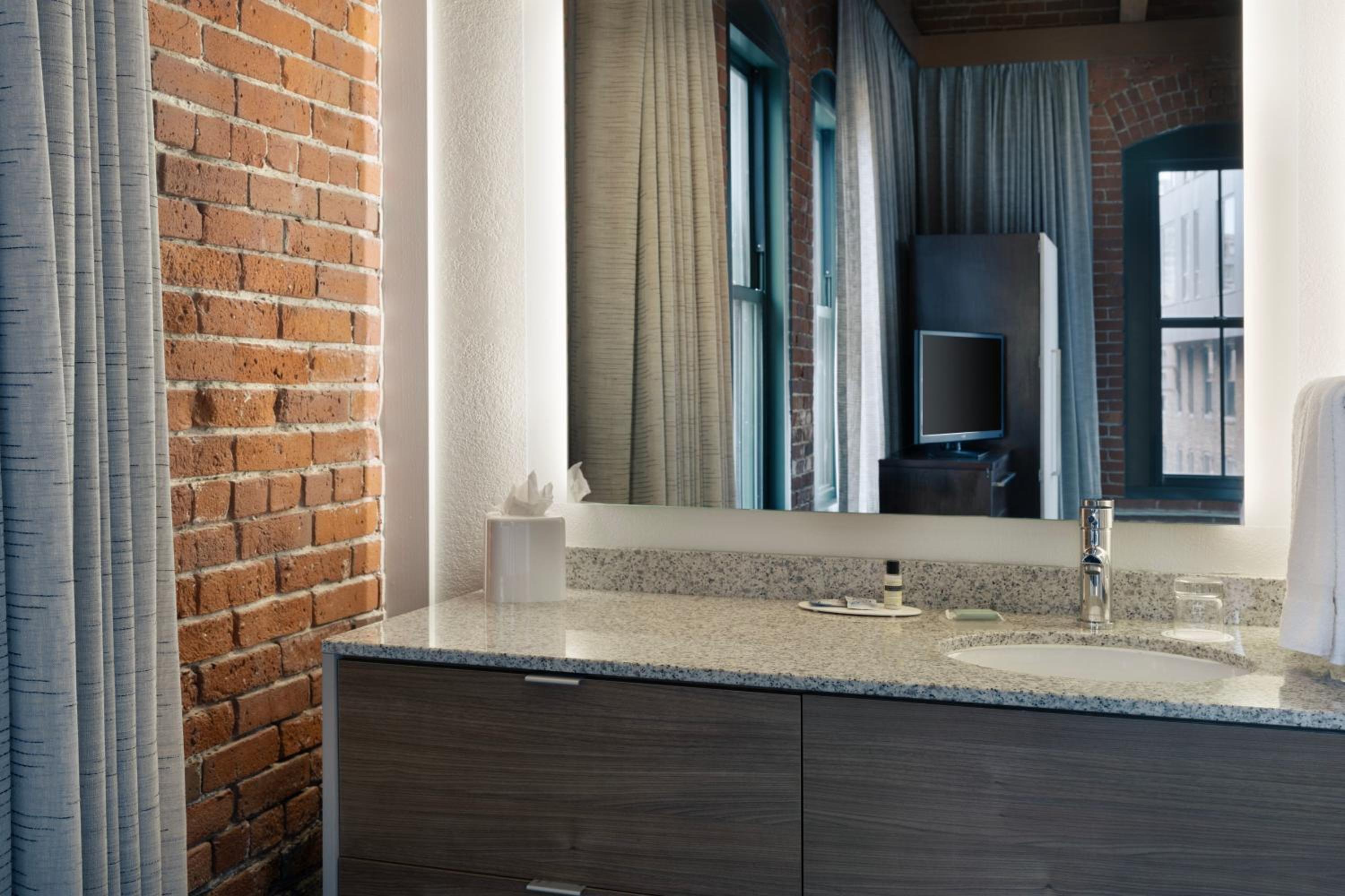 Large One-Bedroom Corner Suite thumbnail 5