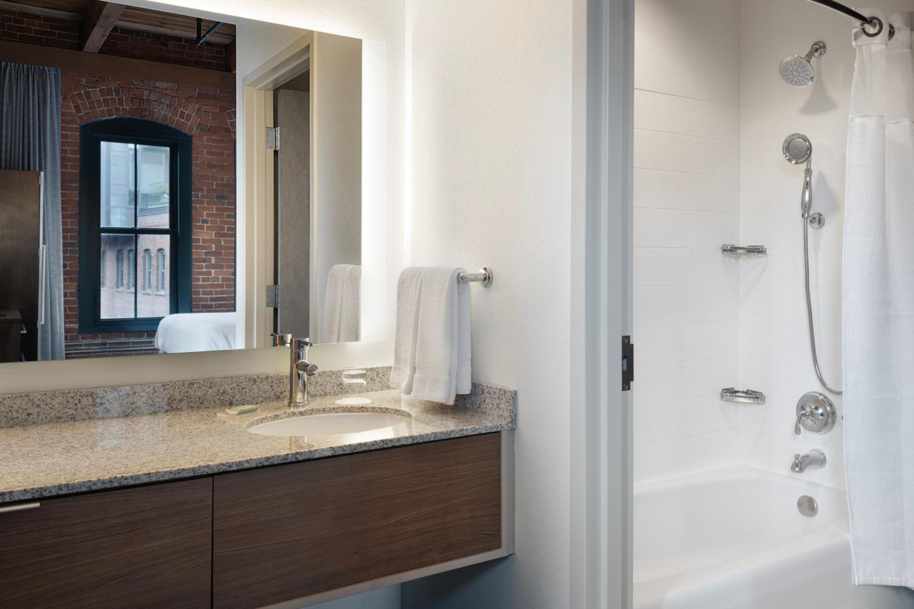 Large One-Bedroom Corner Suite thumbnail 6