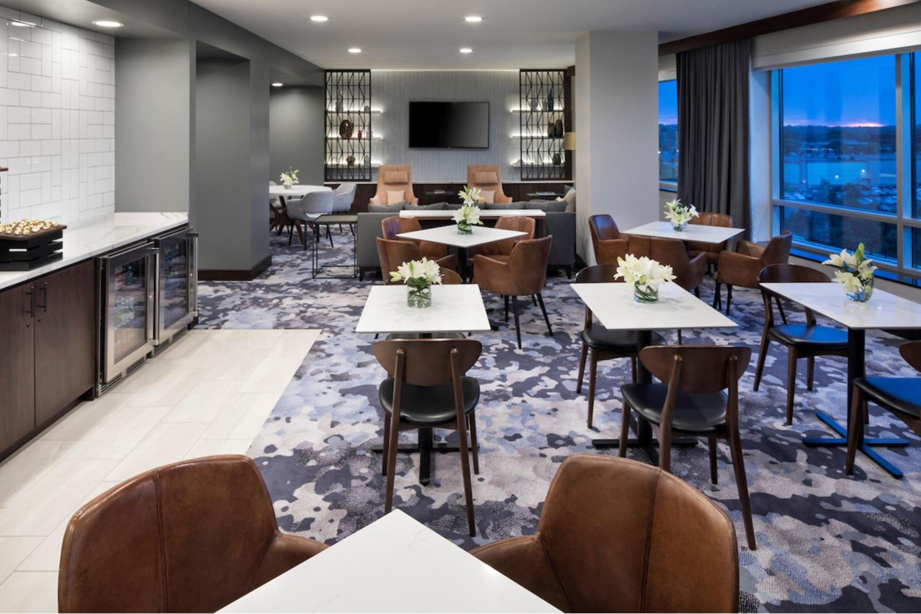 Club, Club lounge access, Guest room, 1 King - Photo 3