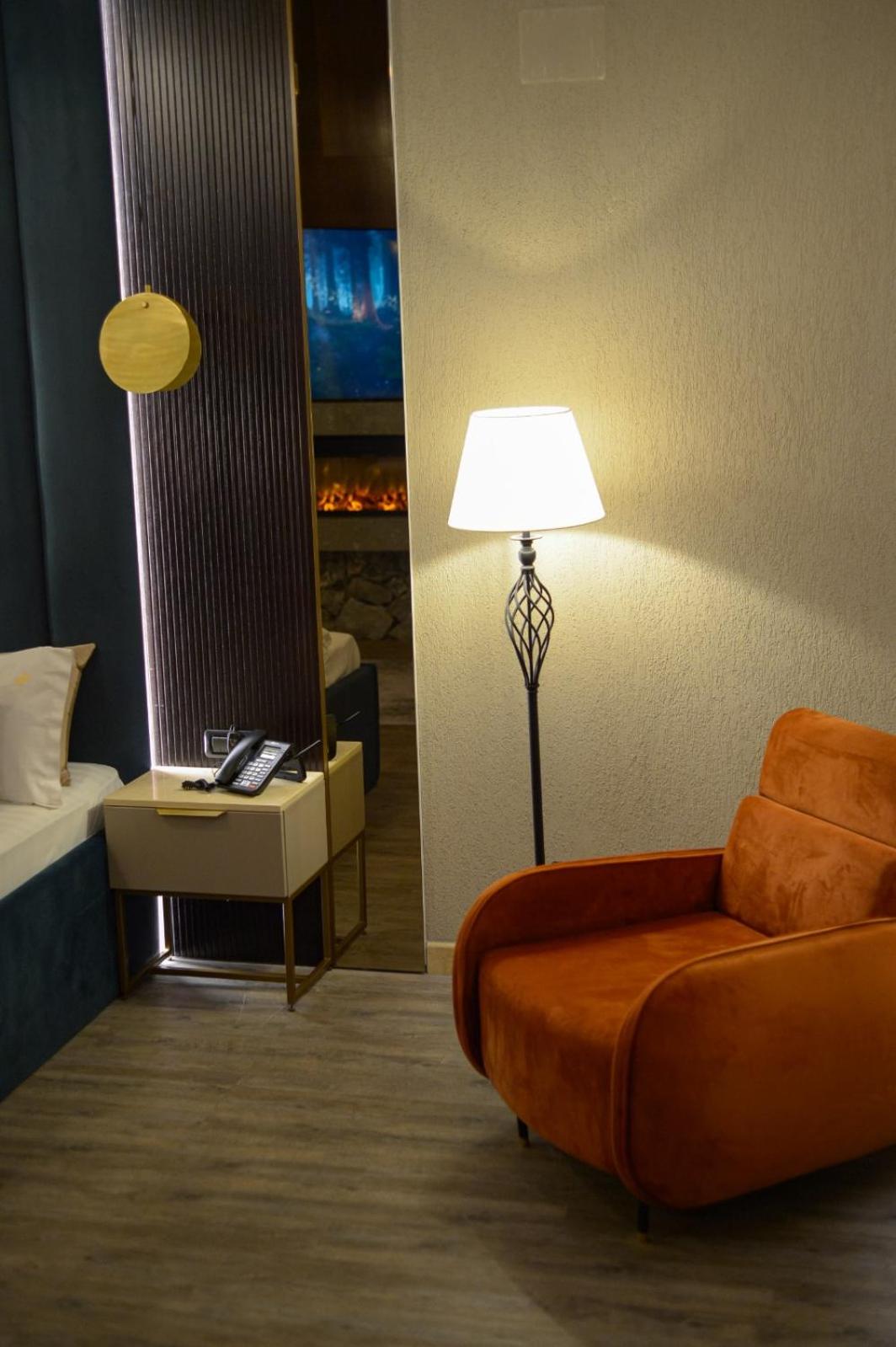 Junior Suite with Mountain View & Fireplace - Photo 4