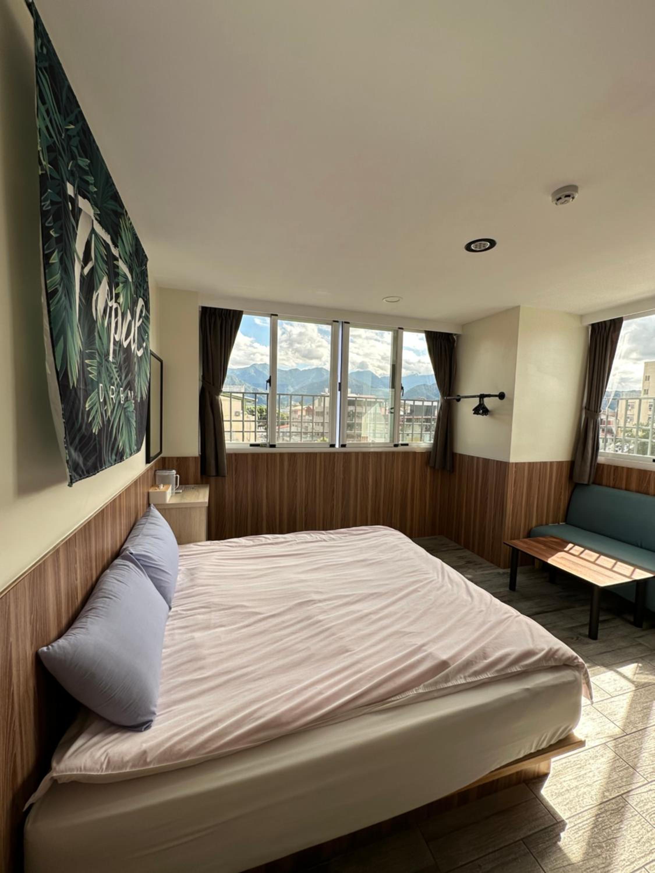 Queen Room photo 2