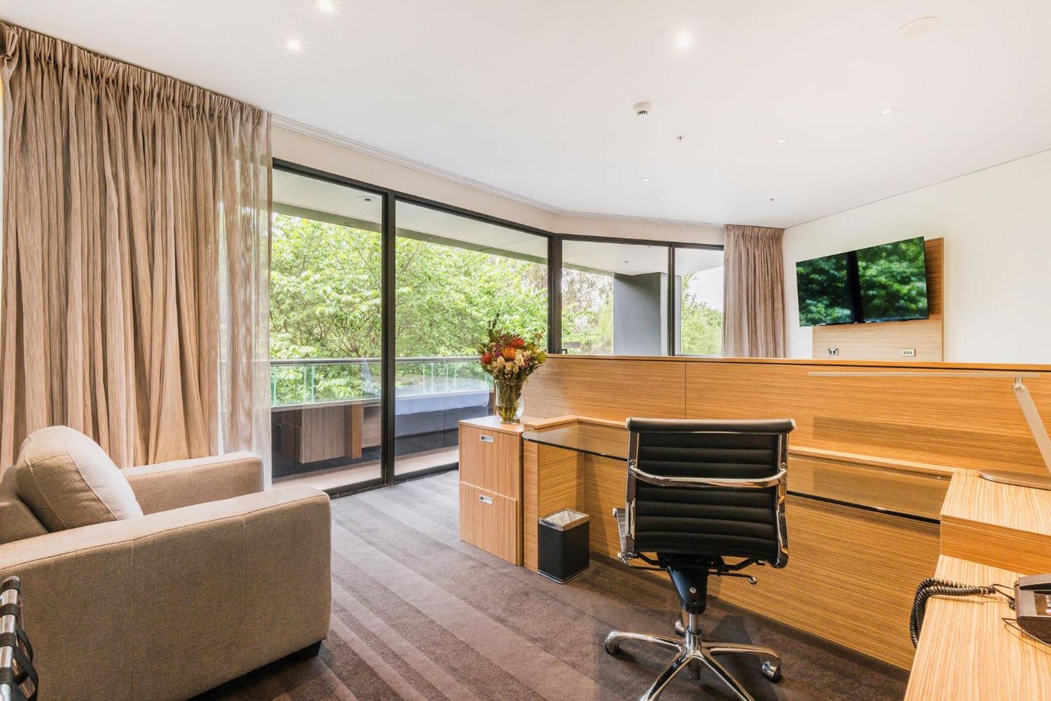 Diplomatic King Suite photo 2