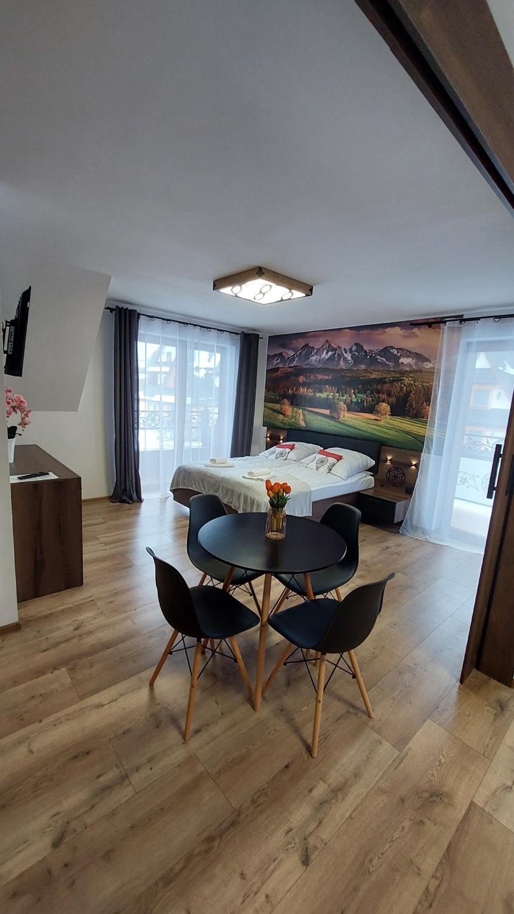 Family Room with Mountain View photo 1