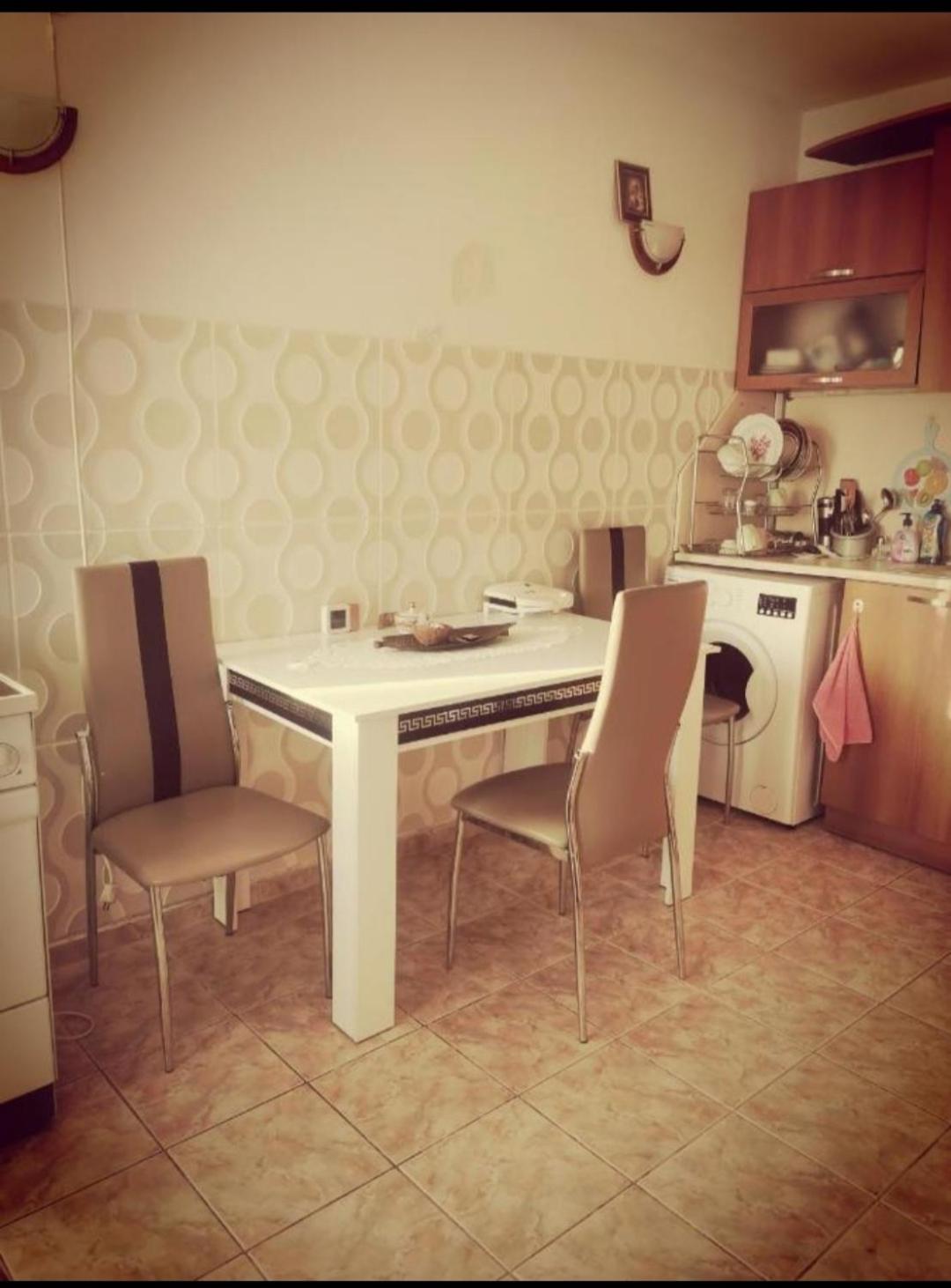 One-Bedroom Apartment - Photo 2