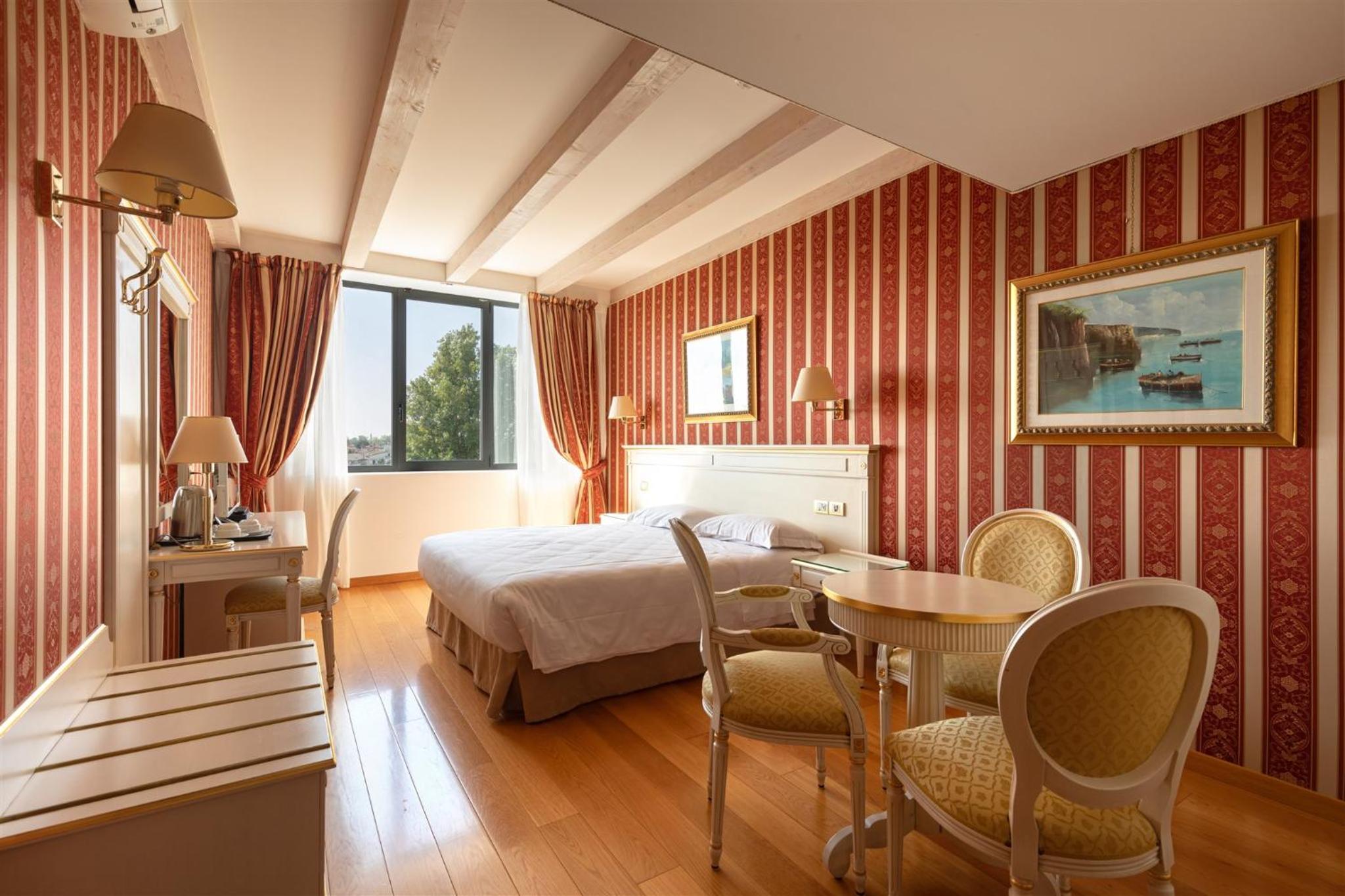Deluxe Junior Suite - Photo 1