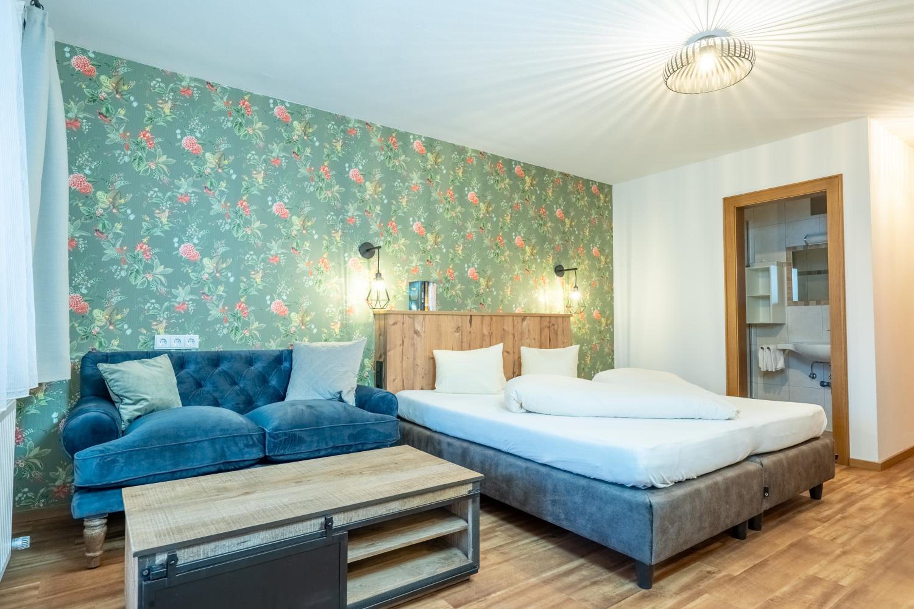 Romantic Double Room with Balcony - Photo 10