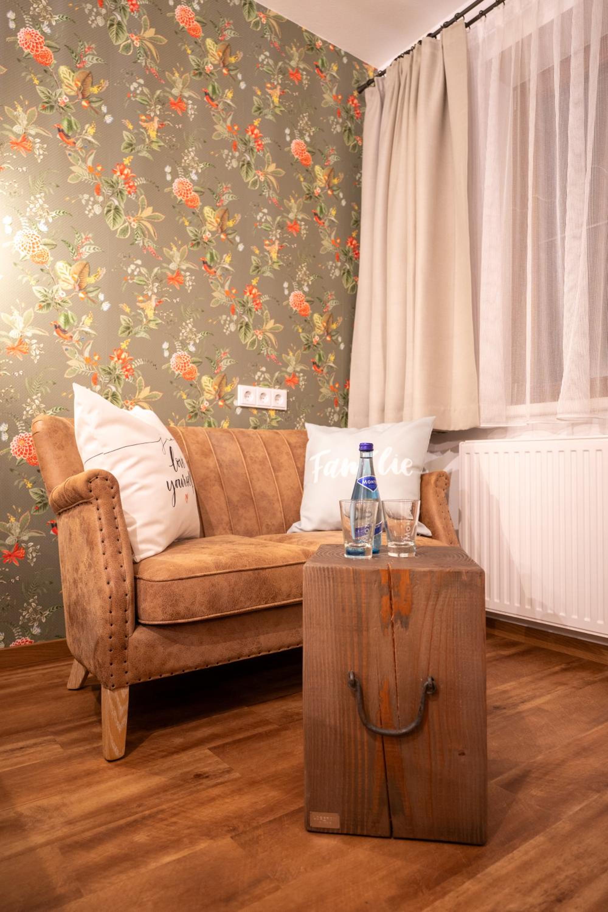 Romantic Double Room with Balcony - Photo 11