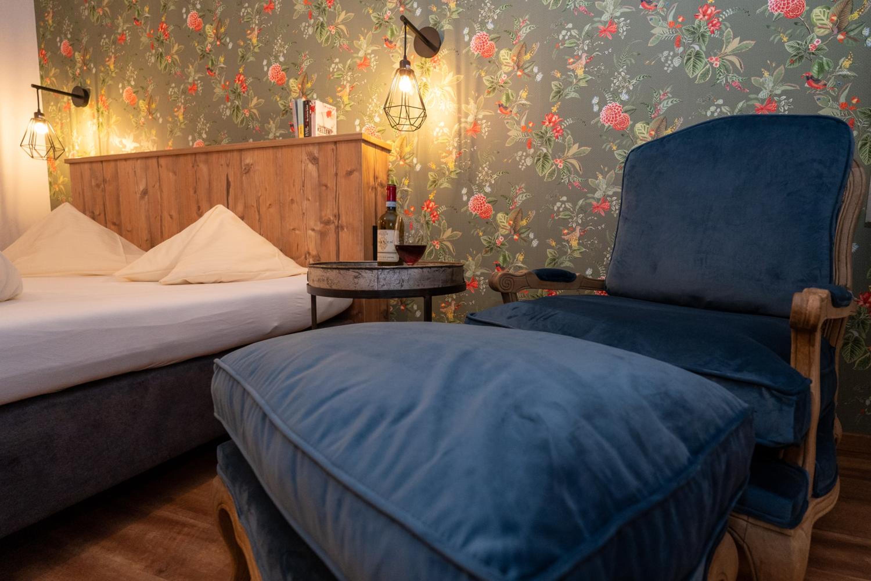Romantic Double Room with Balcony - Photo 12