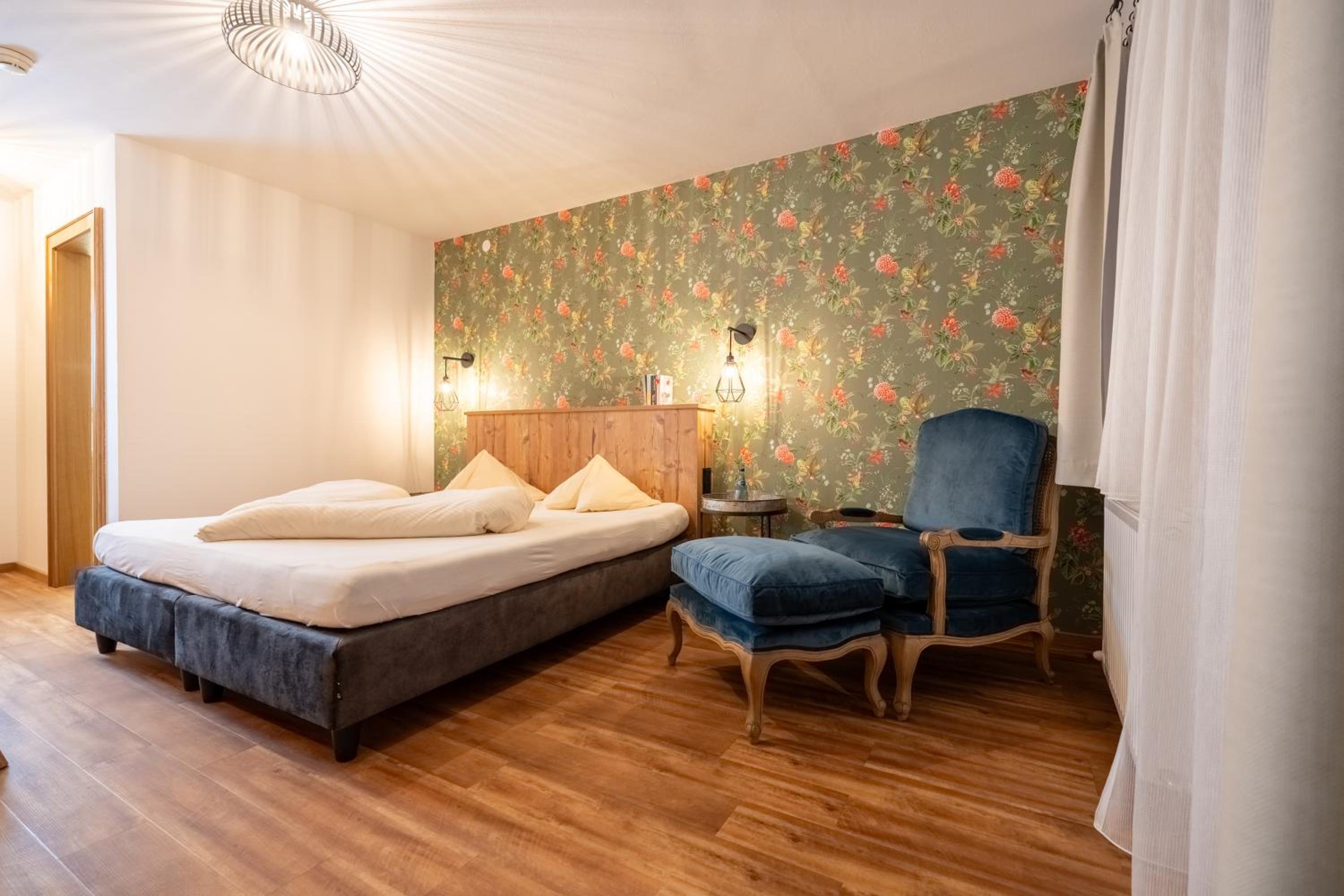 Romantic Double Room with Balcony - Photo 14