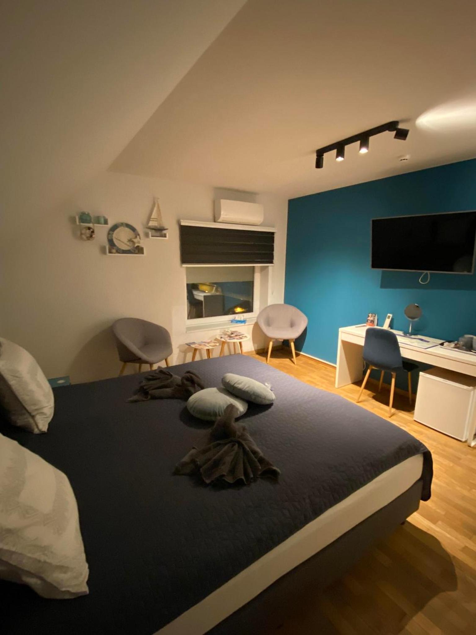 Deluxe Room (2 Adults + 1 Child) photo 2