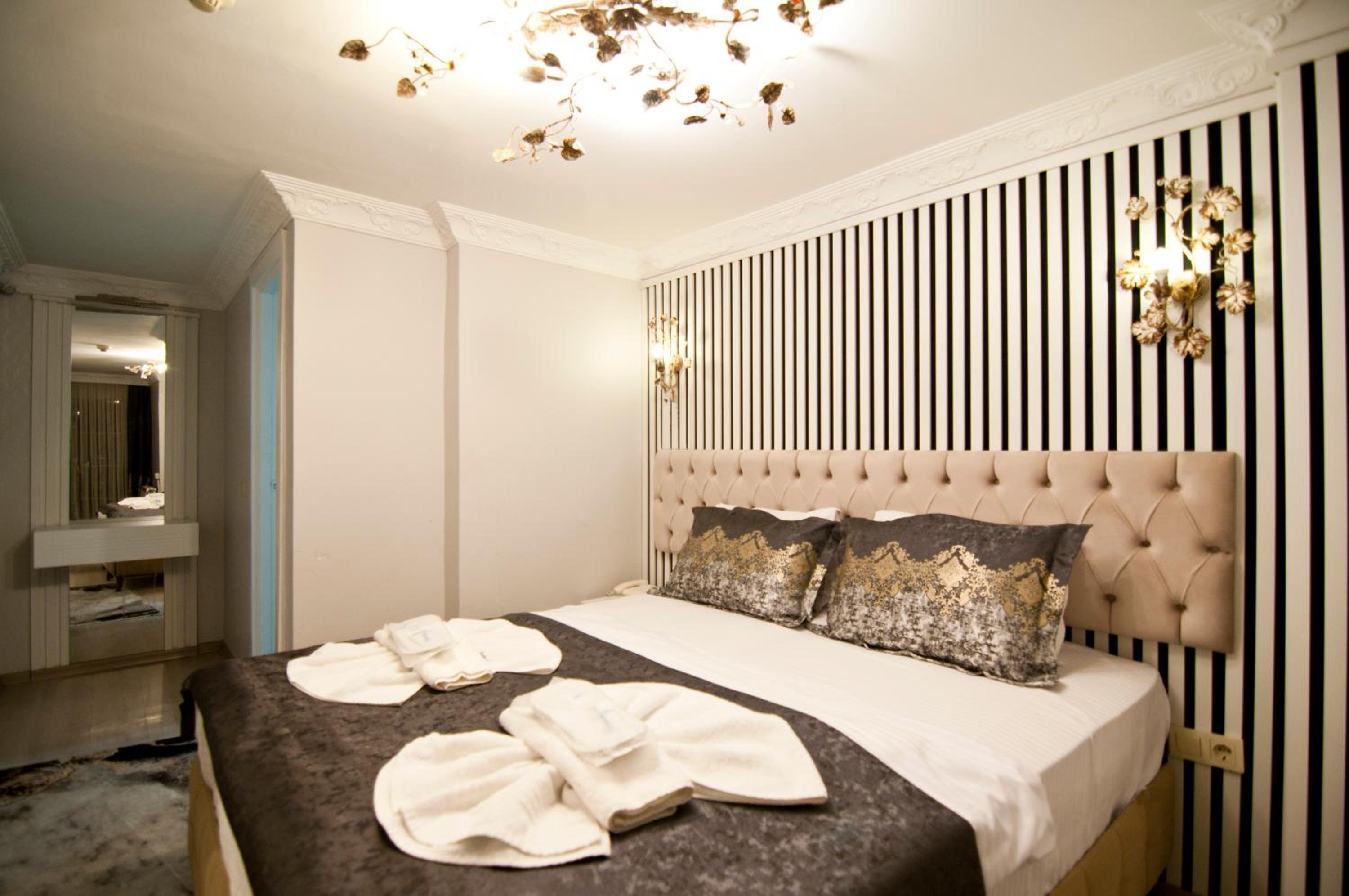 Economy Double Room with Balcony (lower floor) photo 2