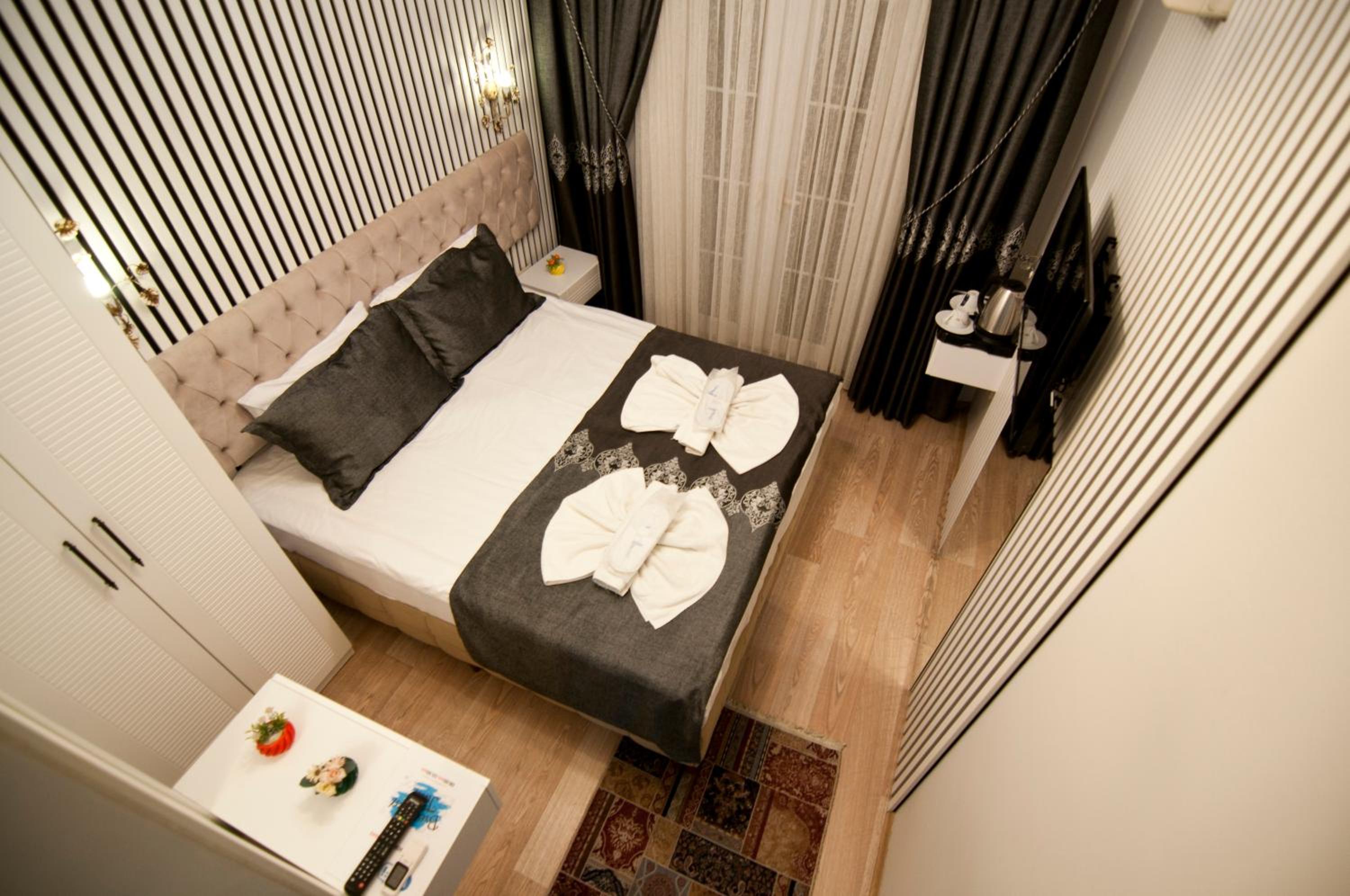 Economy Double Room with Balcony (lower floor) photo 3
