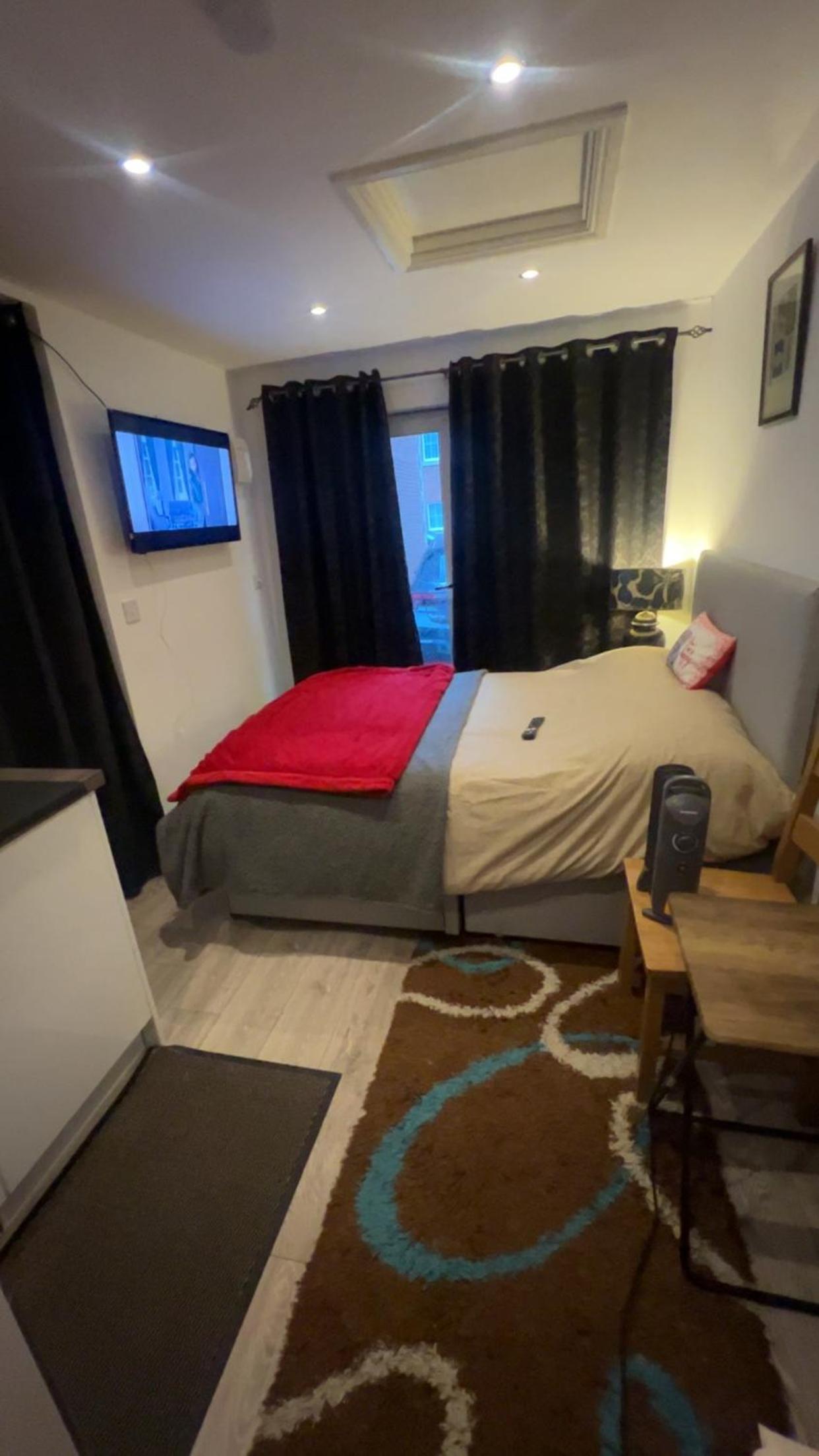One-Bedroom Apartment photo 2