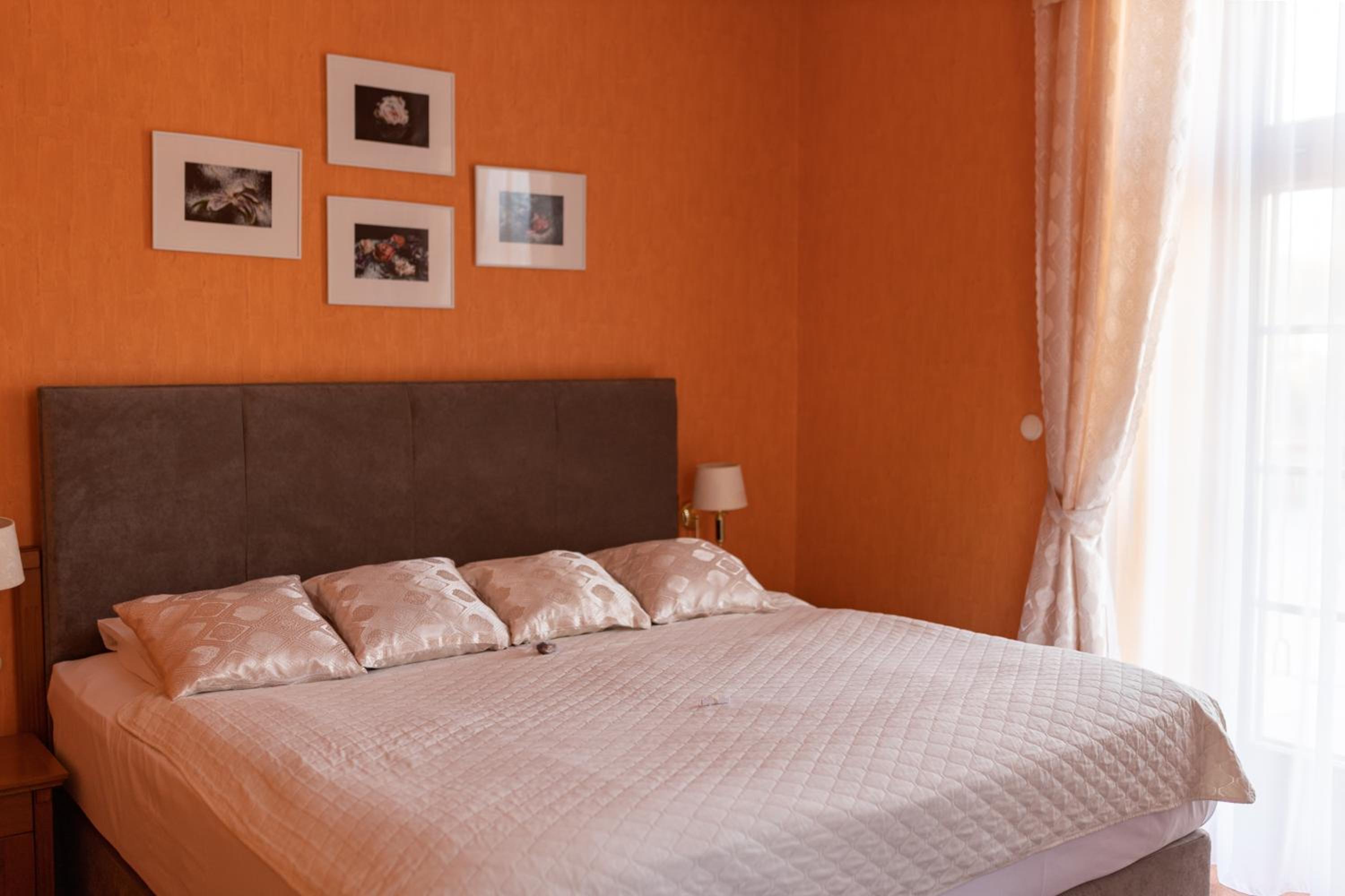One-Bedroom Apartment - Photo 1