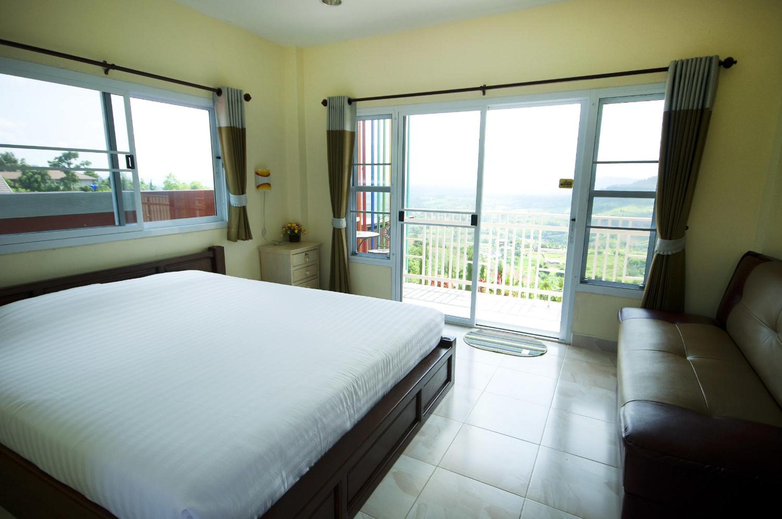 Deluxe Double Room with Balcony - Photo 9