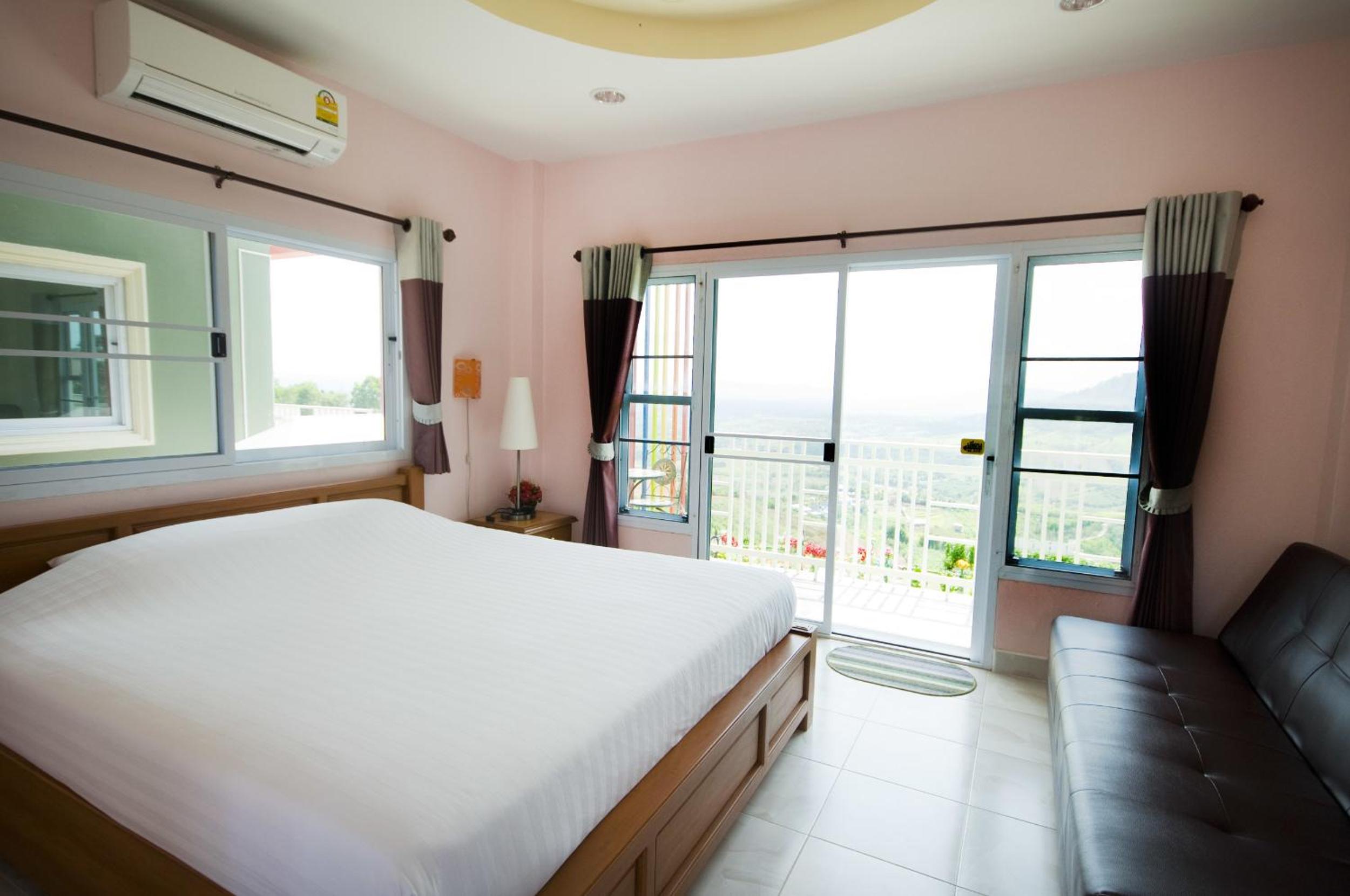 Deluxe Double Room with Balcony - Photo 5