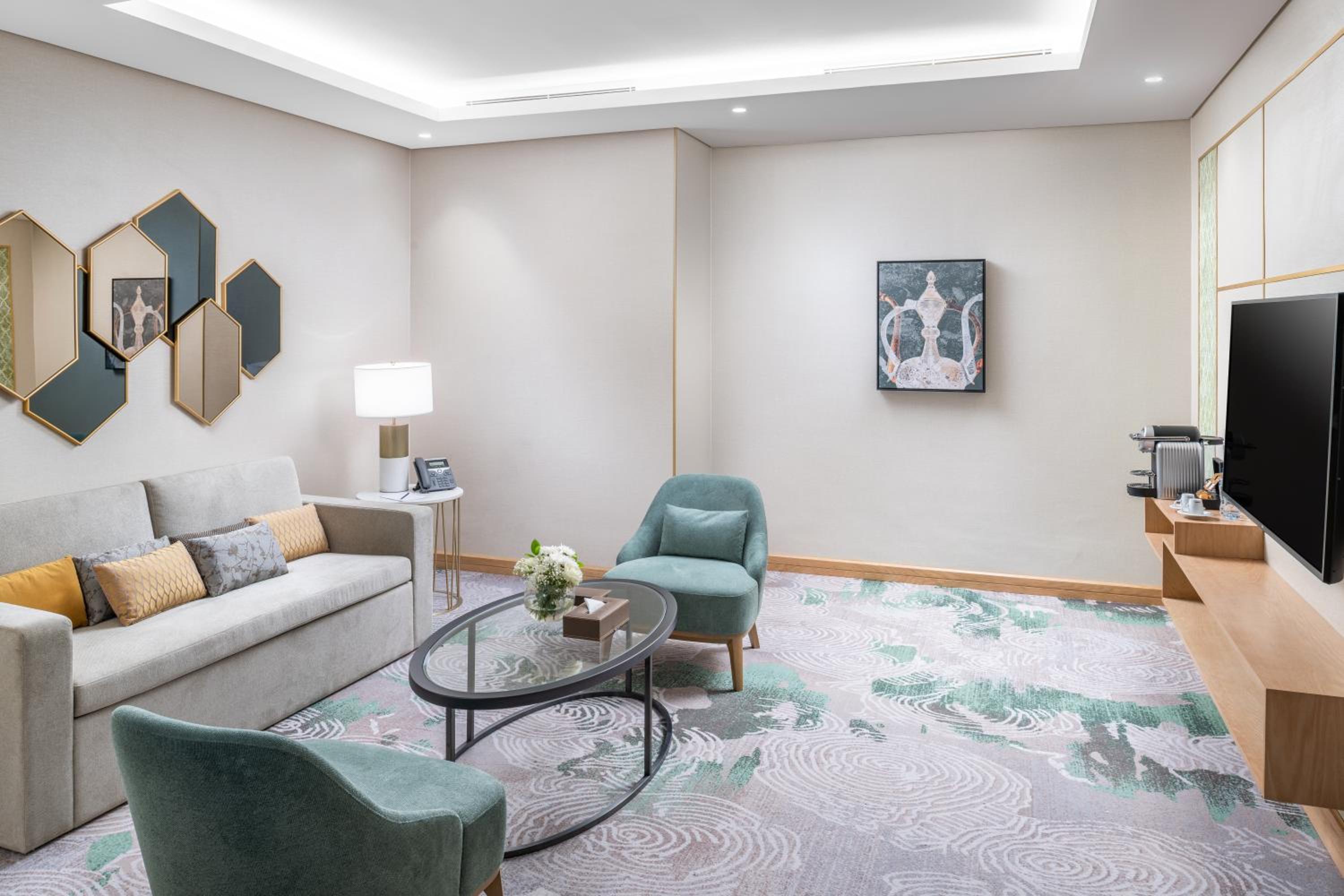 Family Suite With City View And Maid Room