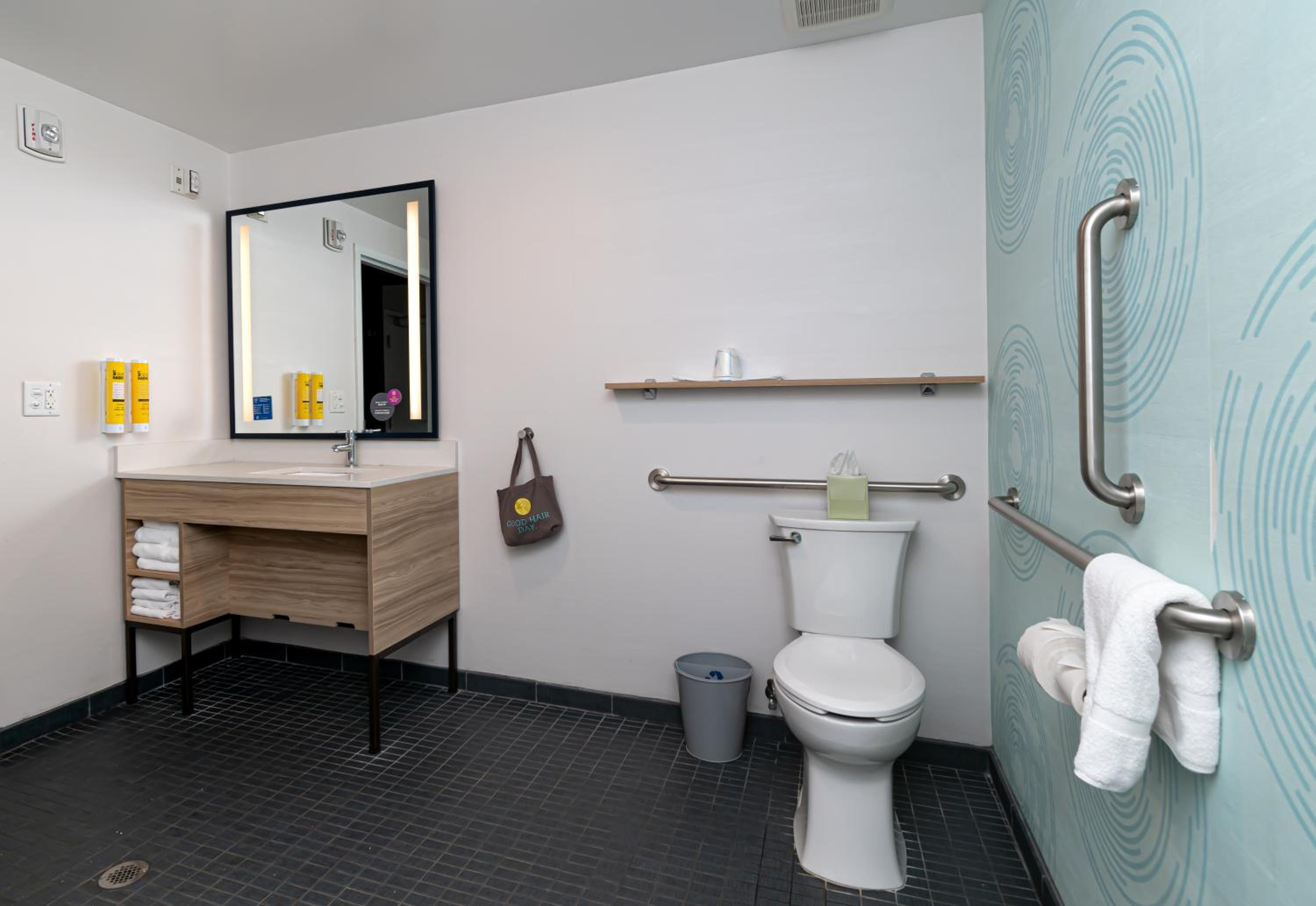 King Room with Roll-In Shower - Mobility and Hearing Access - Photo 3