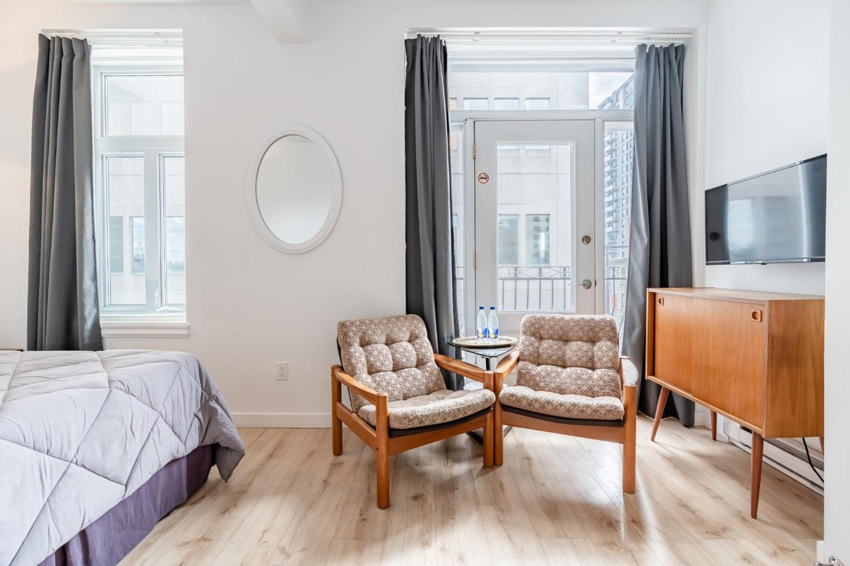Deluxe Double Room with Balcony photo 2