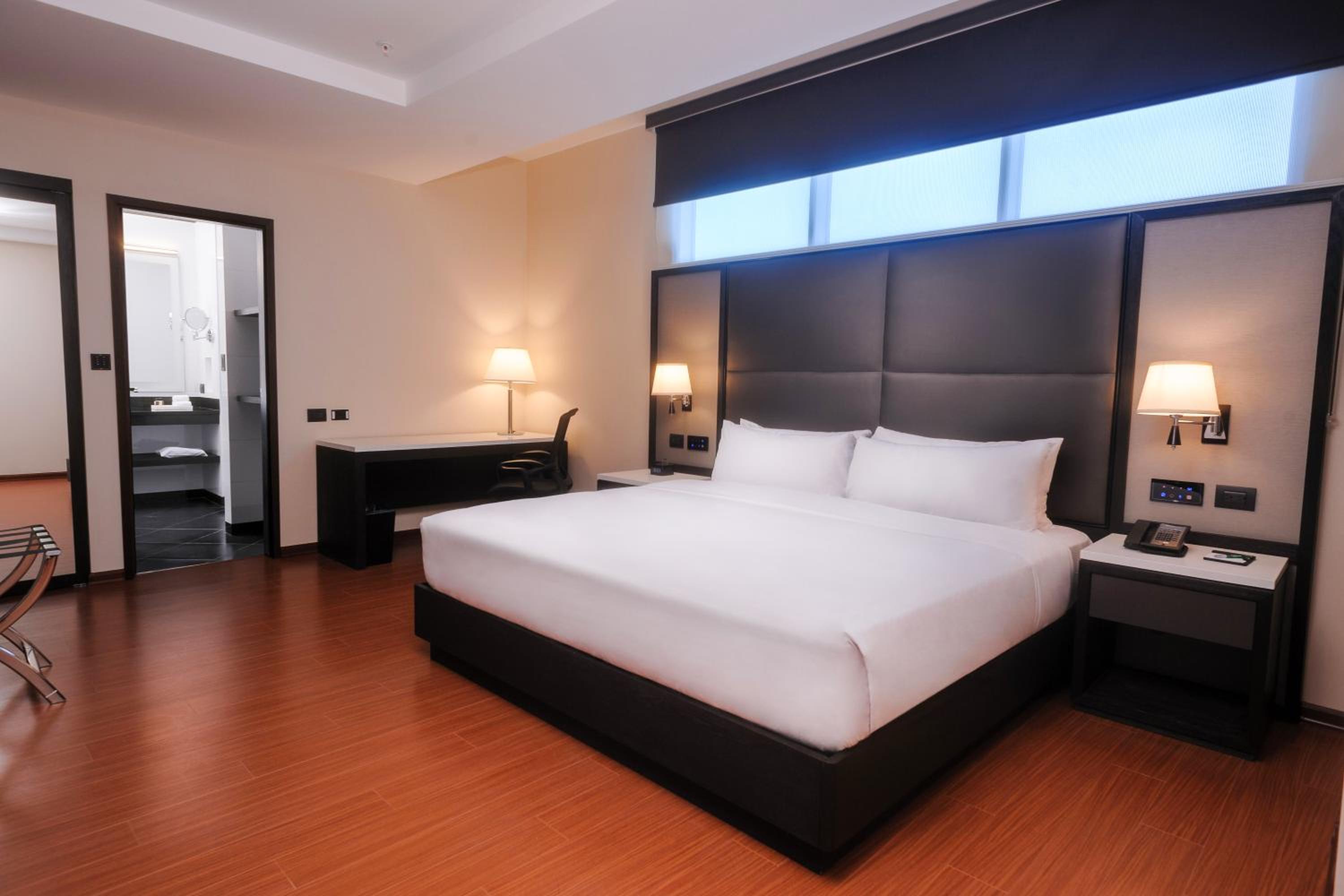 One-Bedroom King Suite photo 2