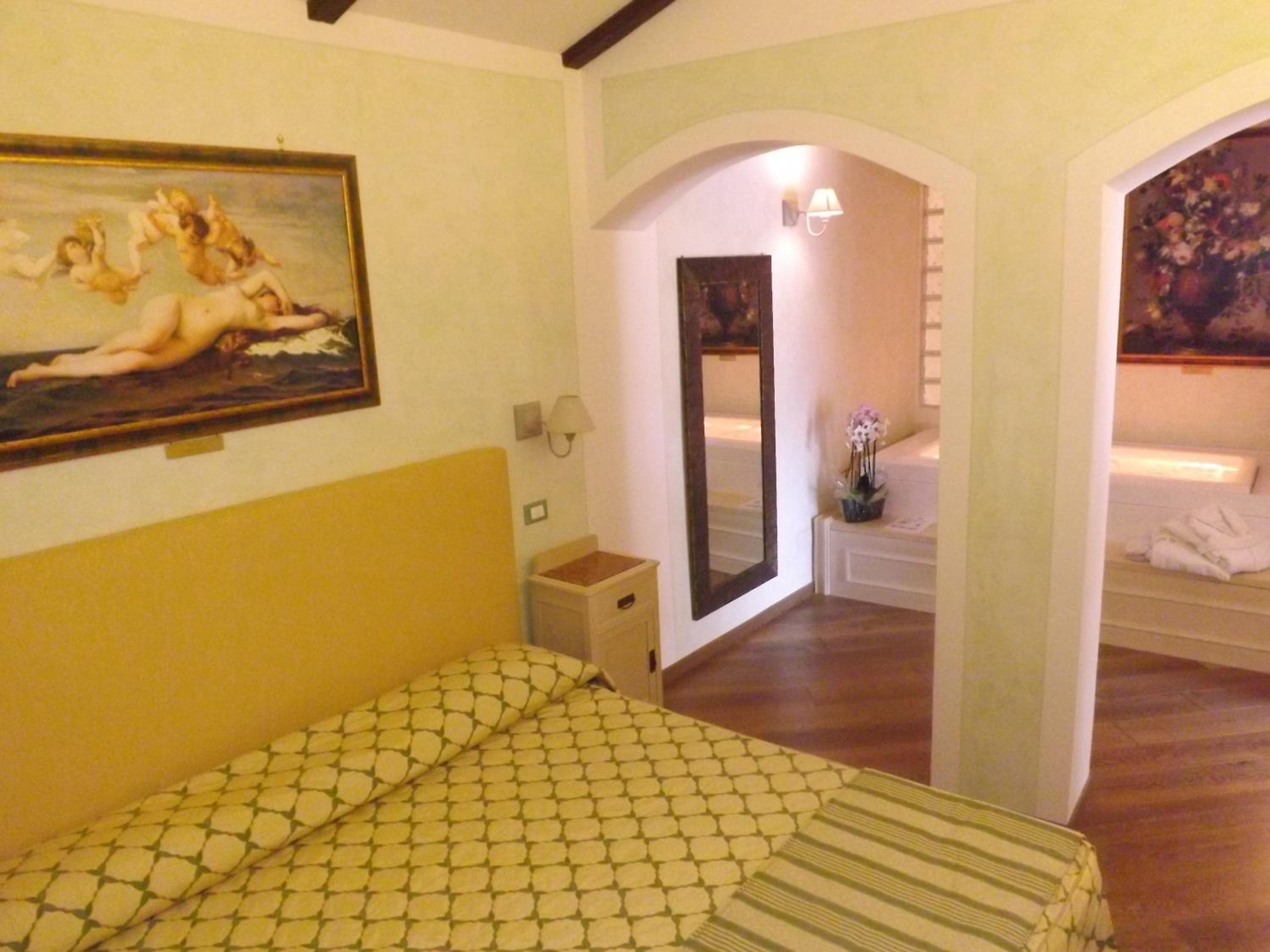 Luxury Suite with Spa Bath
