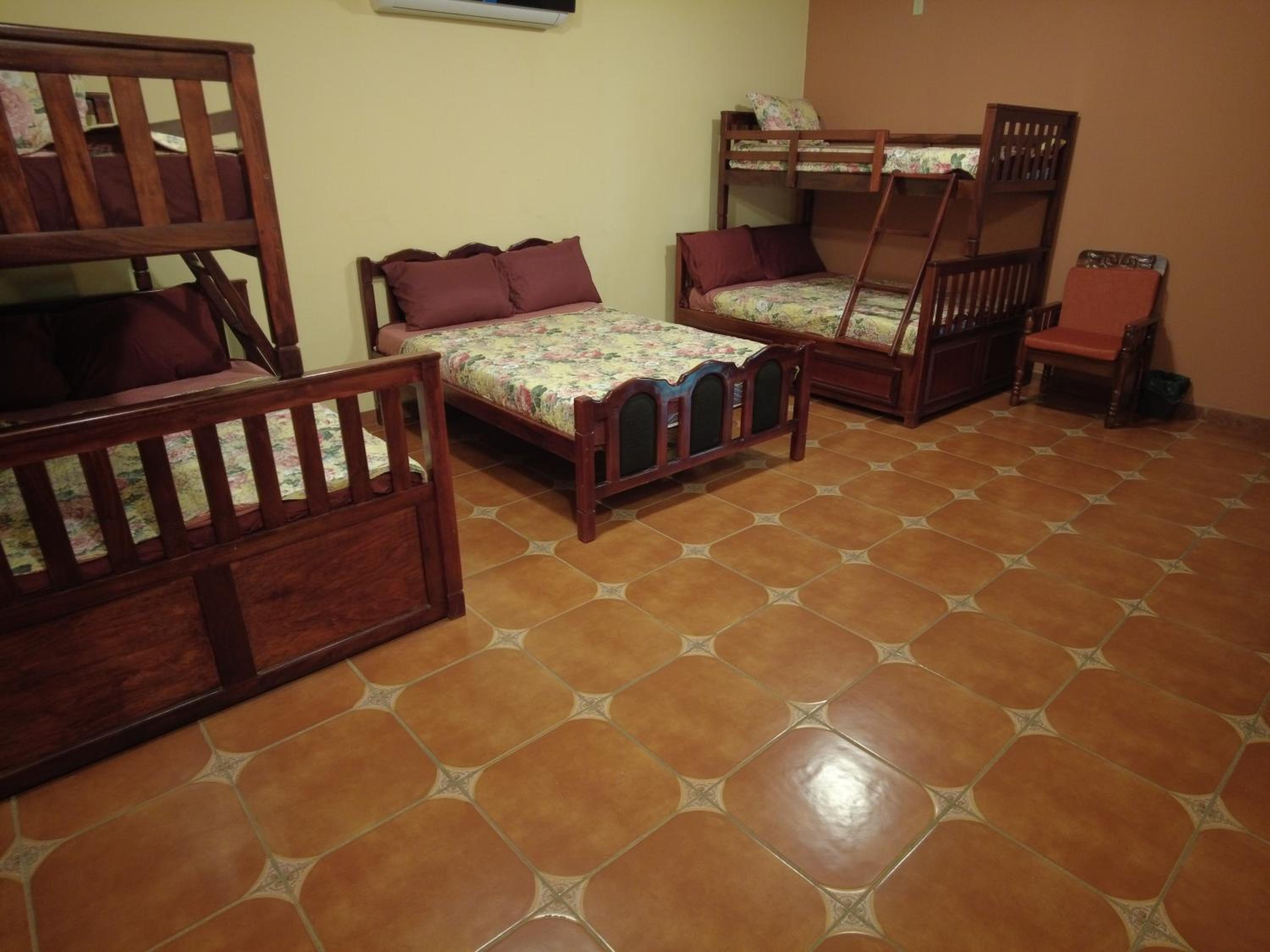 Habitación Familiar con Vista al Jardín