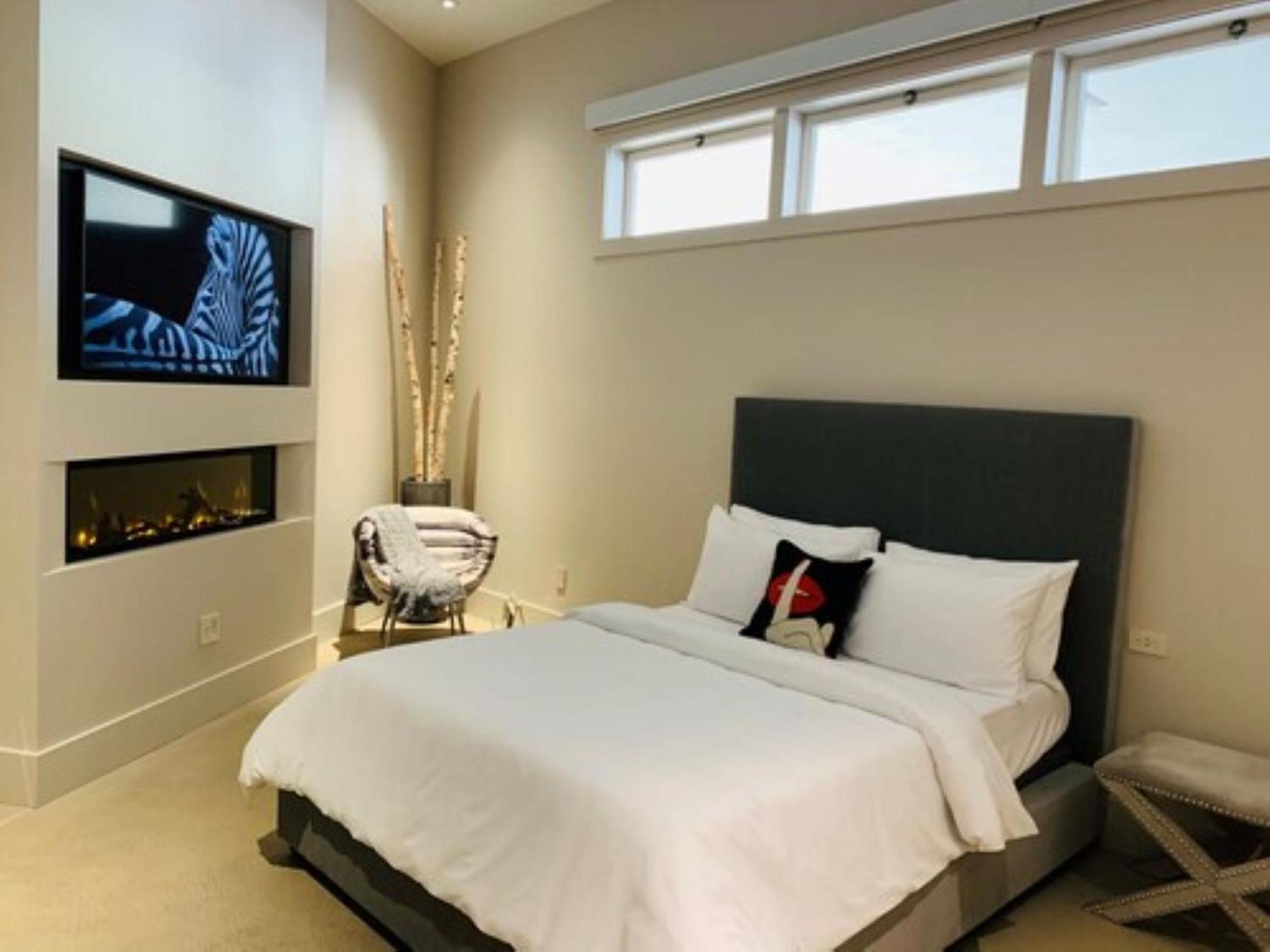 One-Level Queen Loft Suite with Kitchen - Disability Access - Photo 2