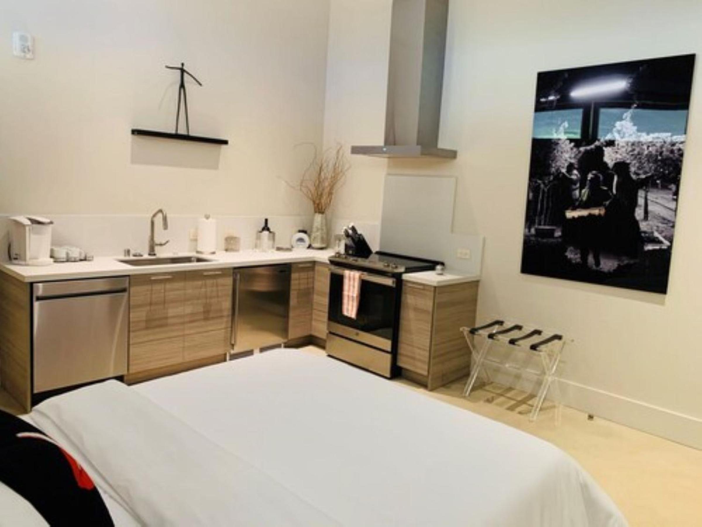 One-Level Queen Loft Suite with Kitchen - Disability Access - Photo 4